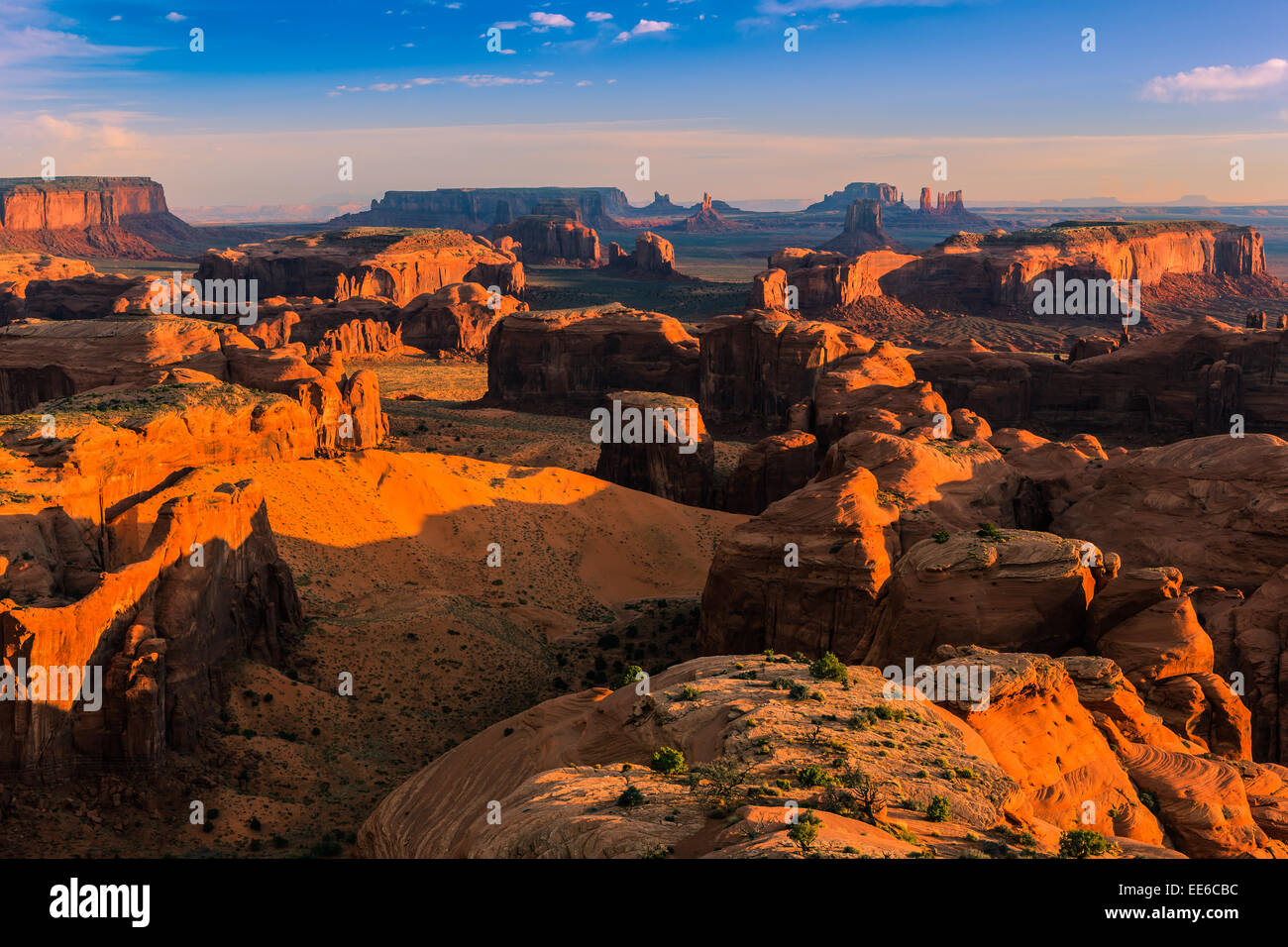 Sonnenaufgang mit dem Blick von Hunts Mesa im Monument Valley an der Grenze zwischen Utah und Arizona, USA Stockfoto