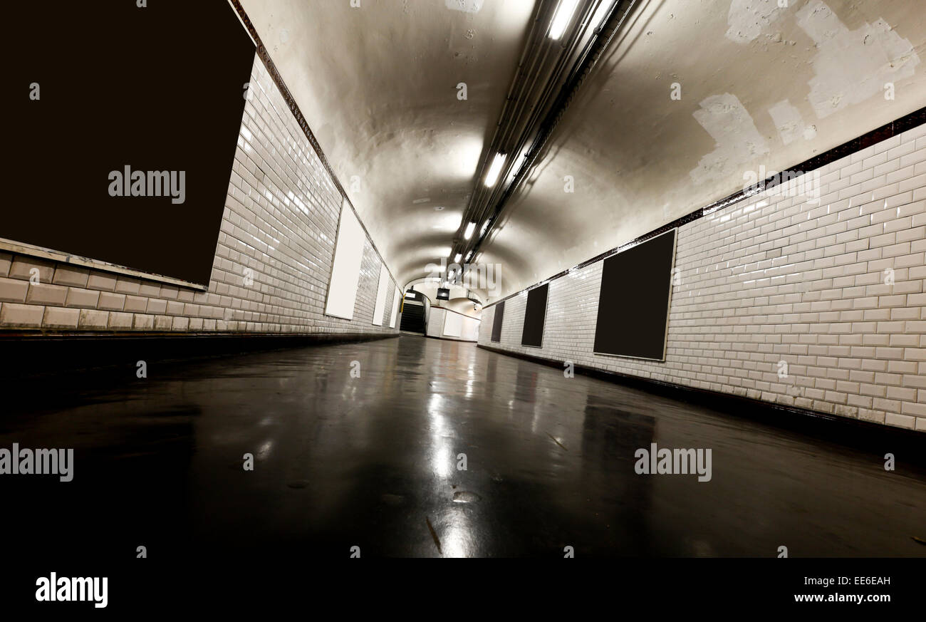 Alten unterirdischen Tunnel mit Neon Korridor Tunnel u-Bahn langes Rohr innen innen beleuchtet Stockfoto