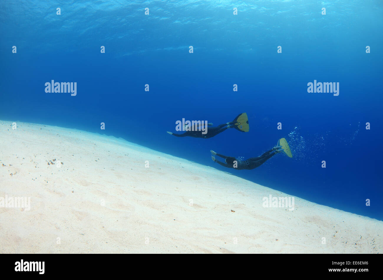 Freediver schwimmt über sandigem Untergrund, Rotes Meer, Ägypten Stockfoto