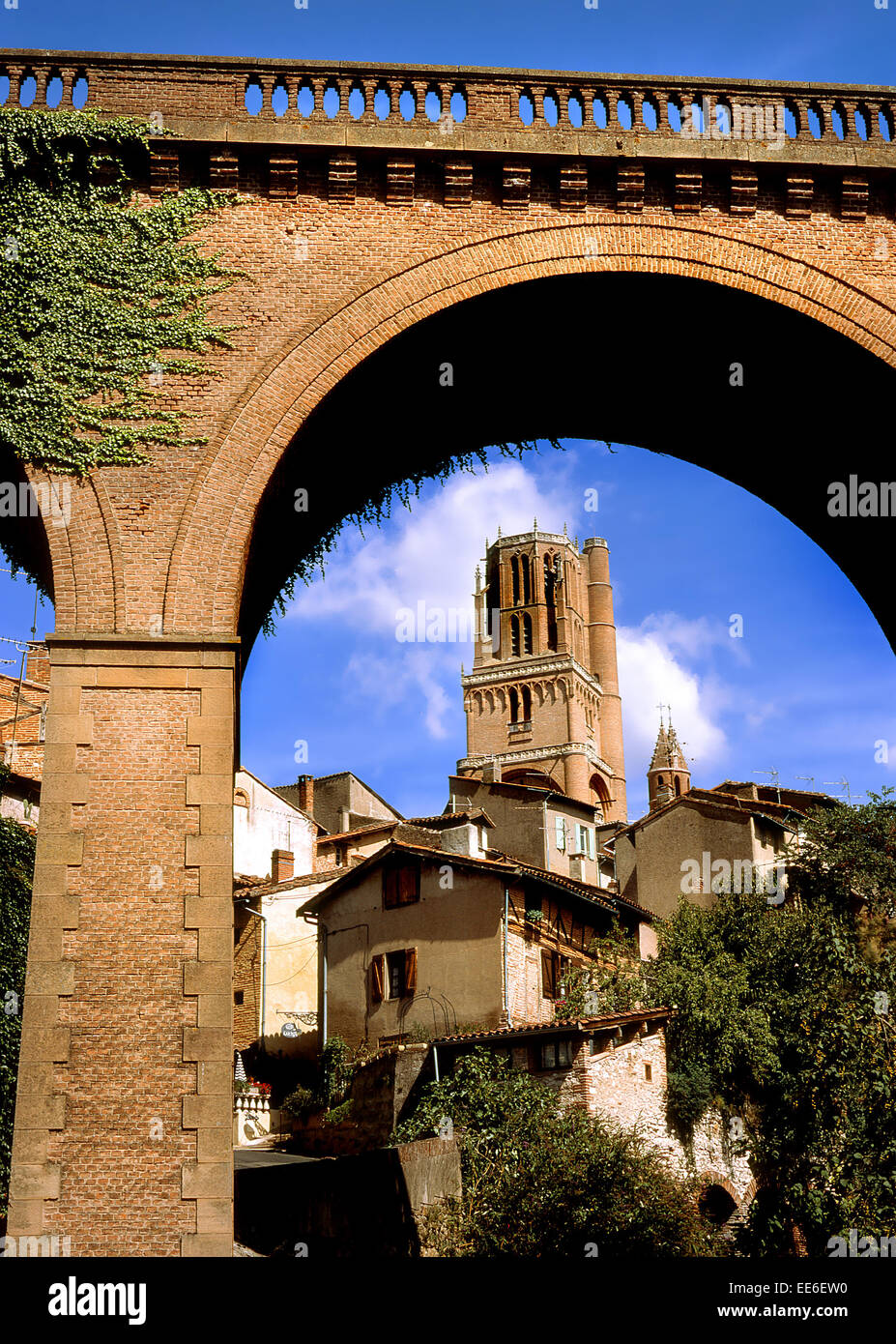 Albi, Midi-Pyrenäen, Frankreich. Glockenturm der Kathedrale St. Cecile (1282-1383) durch Bogen der Brücke gesehen Stockfoto