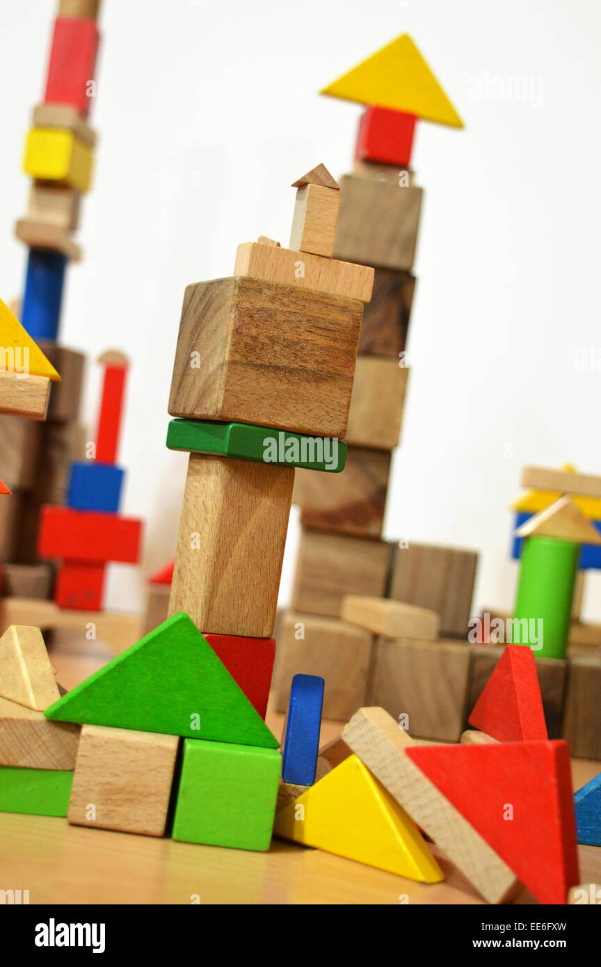 Stadt von Holzklötzen gebaut von einem Kind Stockfoto
