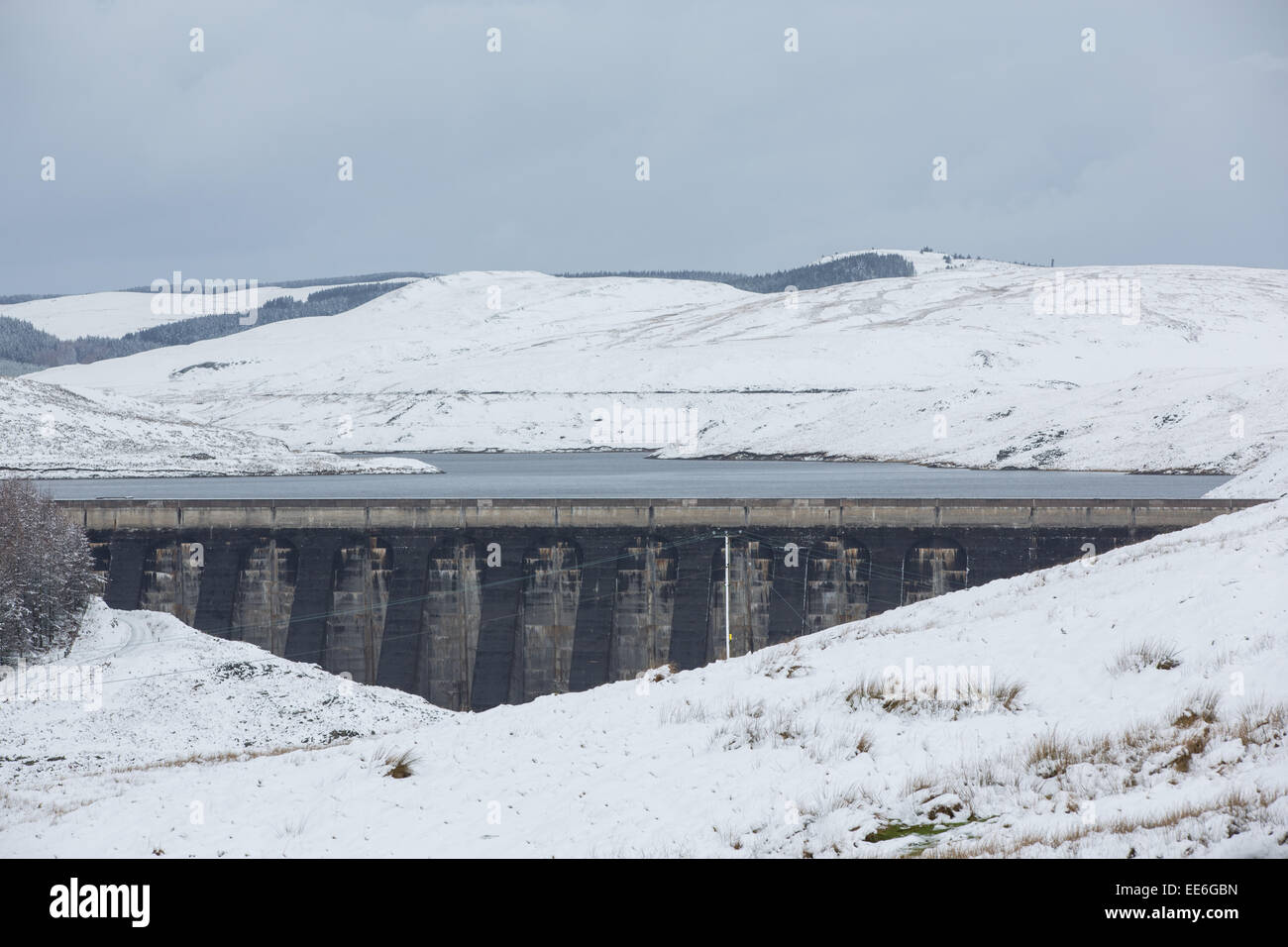 Ceredigion, Wales, UK. 14. Januar 2015.  Nant y Moch Hydro-elektrische Schema Reservoir dam. Winterliche Bedingungen bestehen auf einer Anhöhe an der A44, den Midlands mit Aberystwyth Ceredigion Küste verbindet. Bildnachweis: atgof.co/Alamy Live News Stockfoto