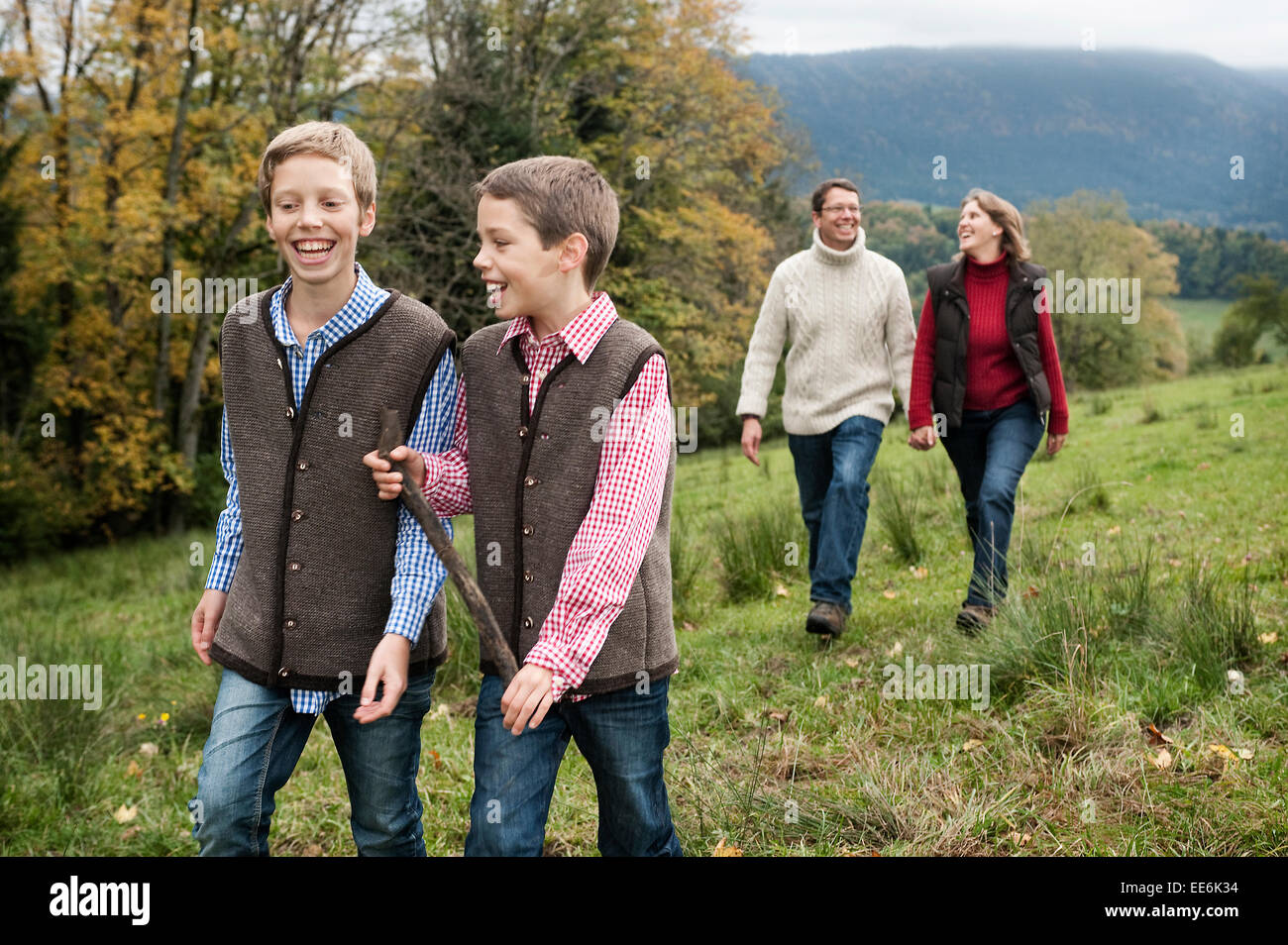 Familie zu Fuß im Feld, Bayern, Deutschland, Europa Stockfoto