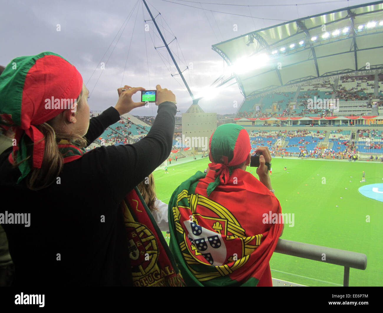 Estádio Algarve Portugal Fans nehmen Kamera Fotos von Match Stockfoto