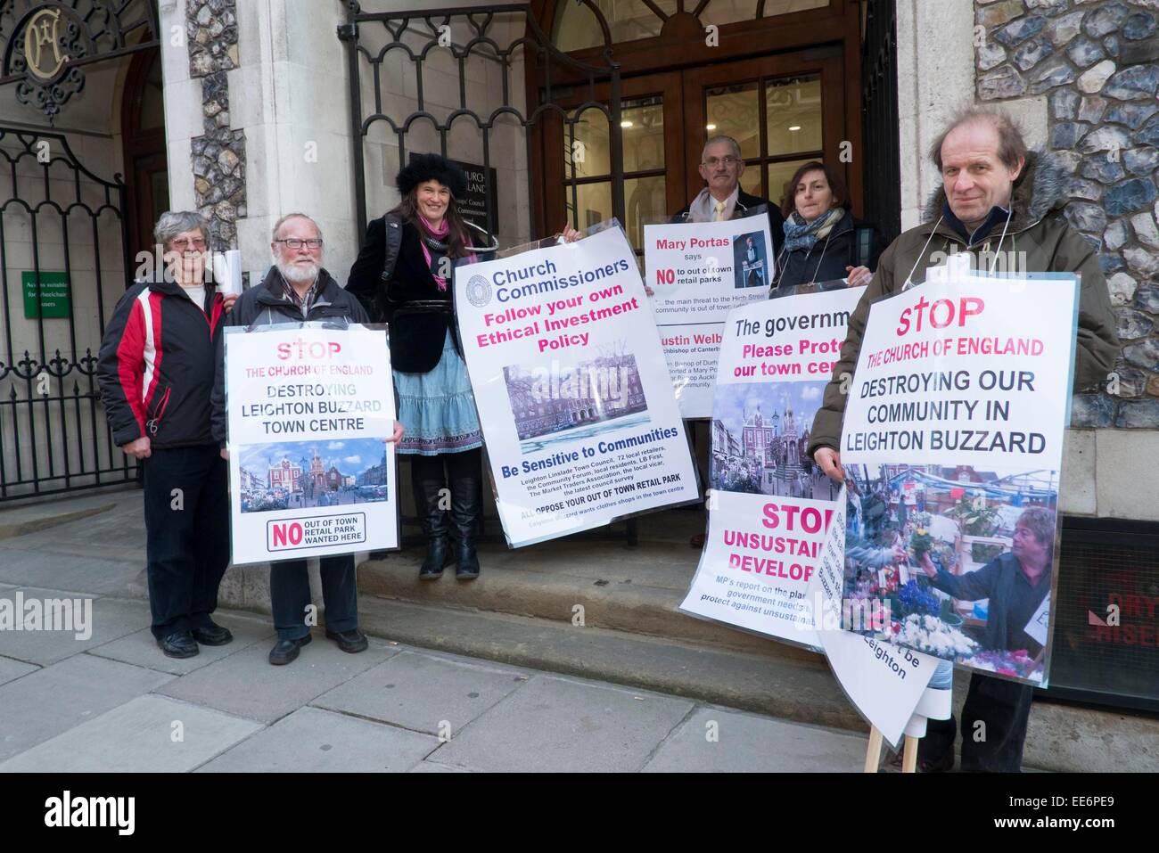 London, UK. 14. Januar 2015. Tochter Victoria Harvey Rev Dr. Anthony Harvey, ehemalige Subdekan des Westminster Abbey Ketten selbst auf das Geländer der Kirche Haus im Hof neben Westminster Abbey Dekane aus Protest über eine andere Stadt Fachmarktzentrum in Leighton Buzzard in Bedfordshire weil:-die Kirche-Kommissare sind nicht ihre eigene ethische Politik des Zuhörens zu lokalen Gemeinschaften folgen - die Regierung ist nicht der Schutz historischer Stadtkerne-die Regierung ist eine Verhöhnung der nachhaltigen Entwicklung. Bildnachweis: Adrian Arbib/Alamy Live-Nachrichten Stockfoto