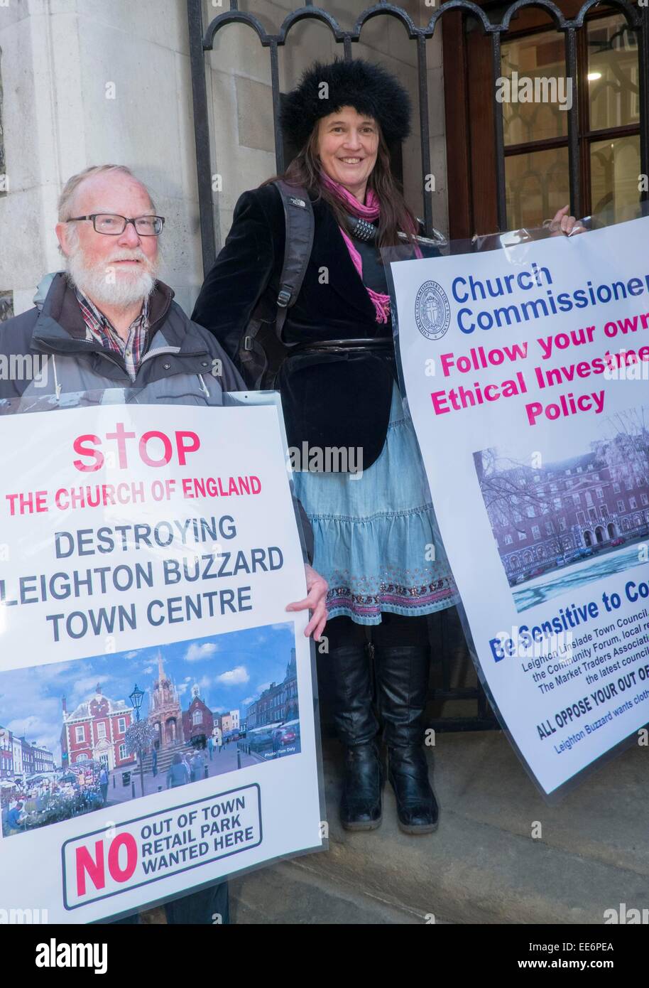 London, UK. 14. Januar 2015. Tochter Victoria Harvey Rev Dr. Anthony Harvey, ehemalige Subdekan des Westminster Abbey Ketten selbst auf das Geländer der Kirche Haus im Hof neben Westminster Abbey Dekane aus Protest über eine andere Stadt Fachmarktzentrum in Leighton Buzzard in Bedfordshire weil:-die Kirche-Kommissare sind nicht ihre eigene ethische Politik des Zuhörens zu lokalen Gemeinschaften folgen - die Regierung ist nicht der Schutz historischer Stadtkerne-die Regierung ist eine Verhöhnung der nachhaltigen Entwicklung. Bildnachweis: Adrian Arbib/Alamy Live-Nachrichten Stockfoto