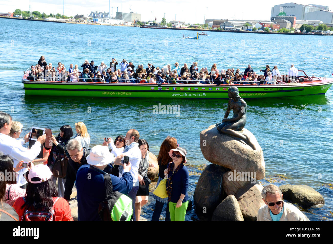 kleine Meerjungfrau Kopenhagen Dänemark mit Touristen Stockfoto