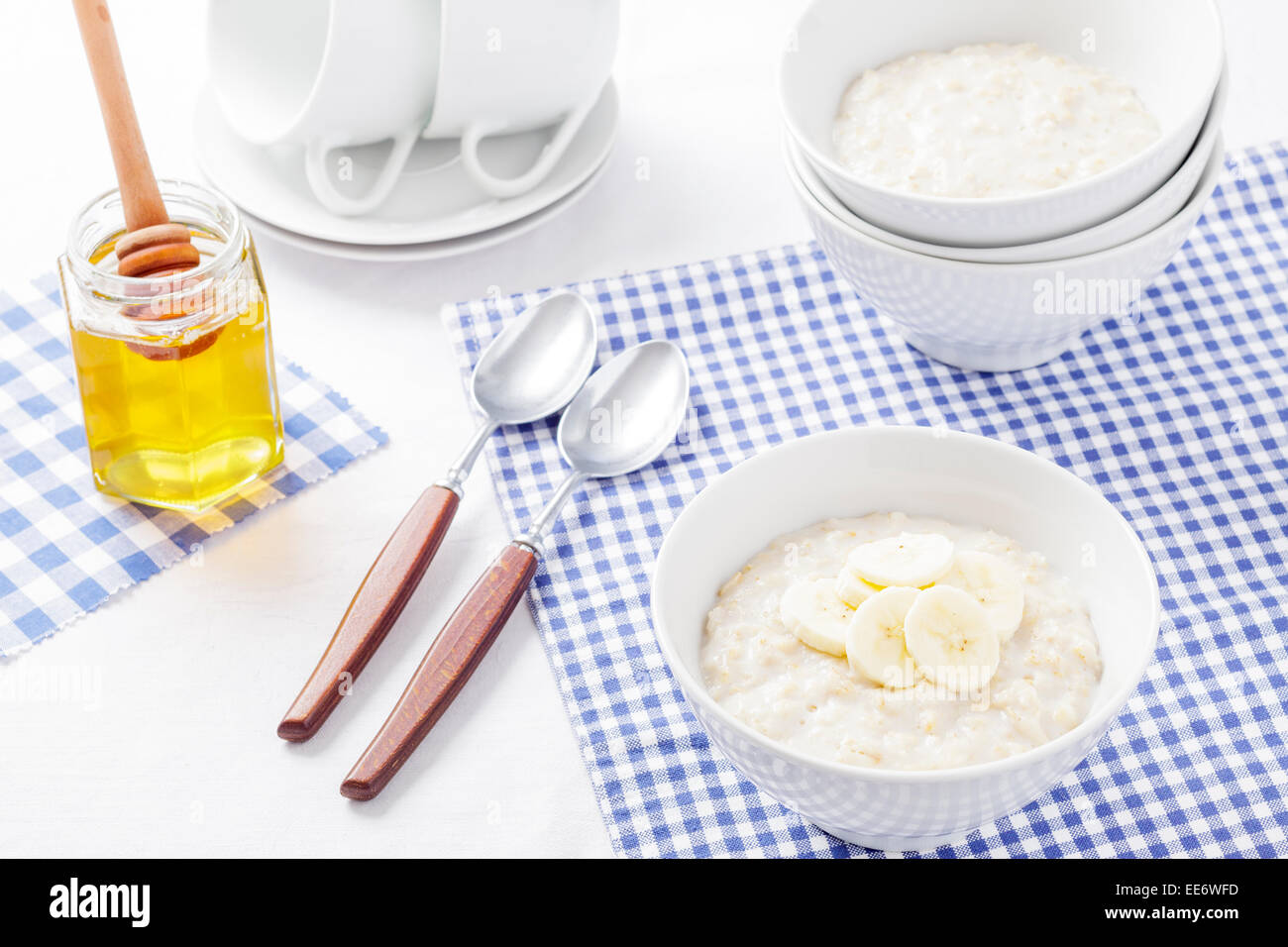 Porridge mit Banane Stockfoto