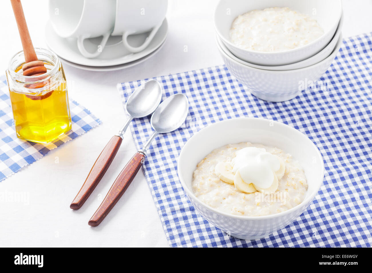Porridge mit Banane und Joghurt Stockfoto