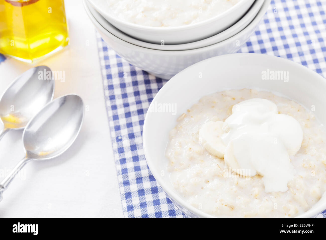 Porridge mit Banane und Joghurt Stockfoto