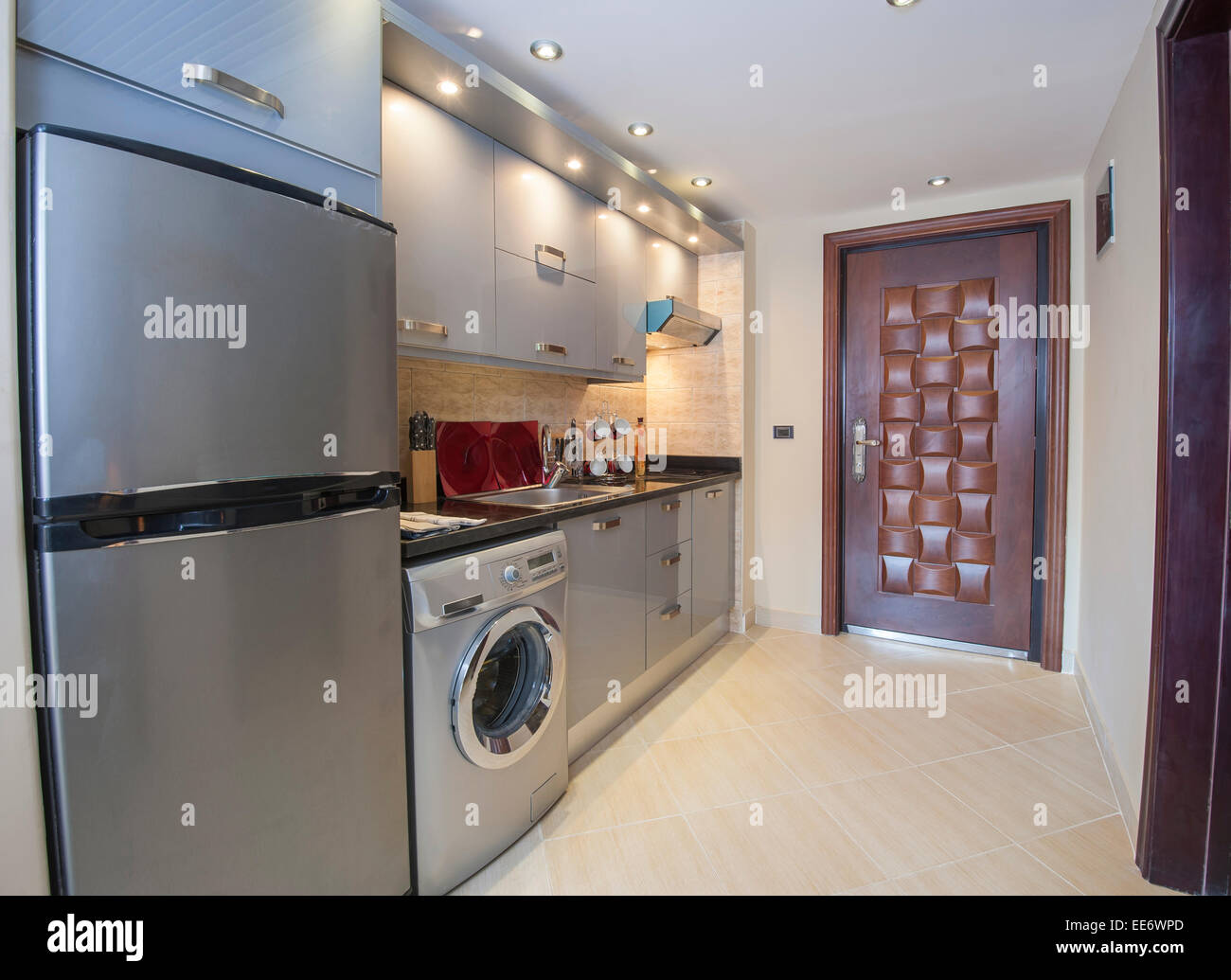 Interior Design Einrichtung der Küche im Luxus-Appartement mit Geräten Stockfoto