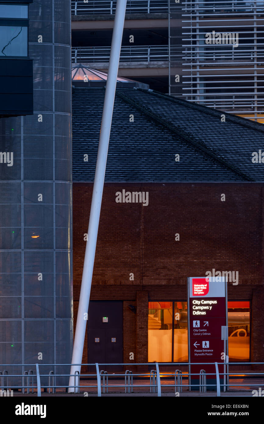 Ein Bild in der Nacht des Freizeitzentrums und Universitätsgebäude in der Stadtmitte von Newport, Wales genommen. Stockfoto