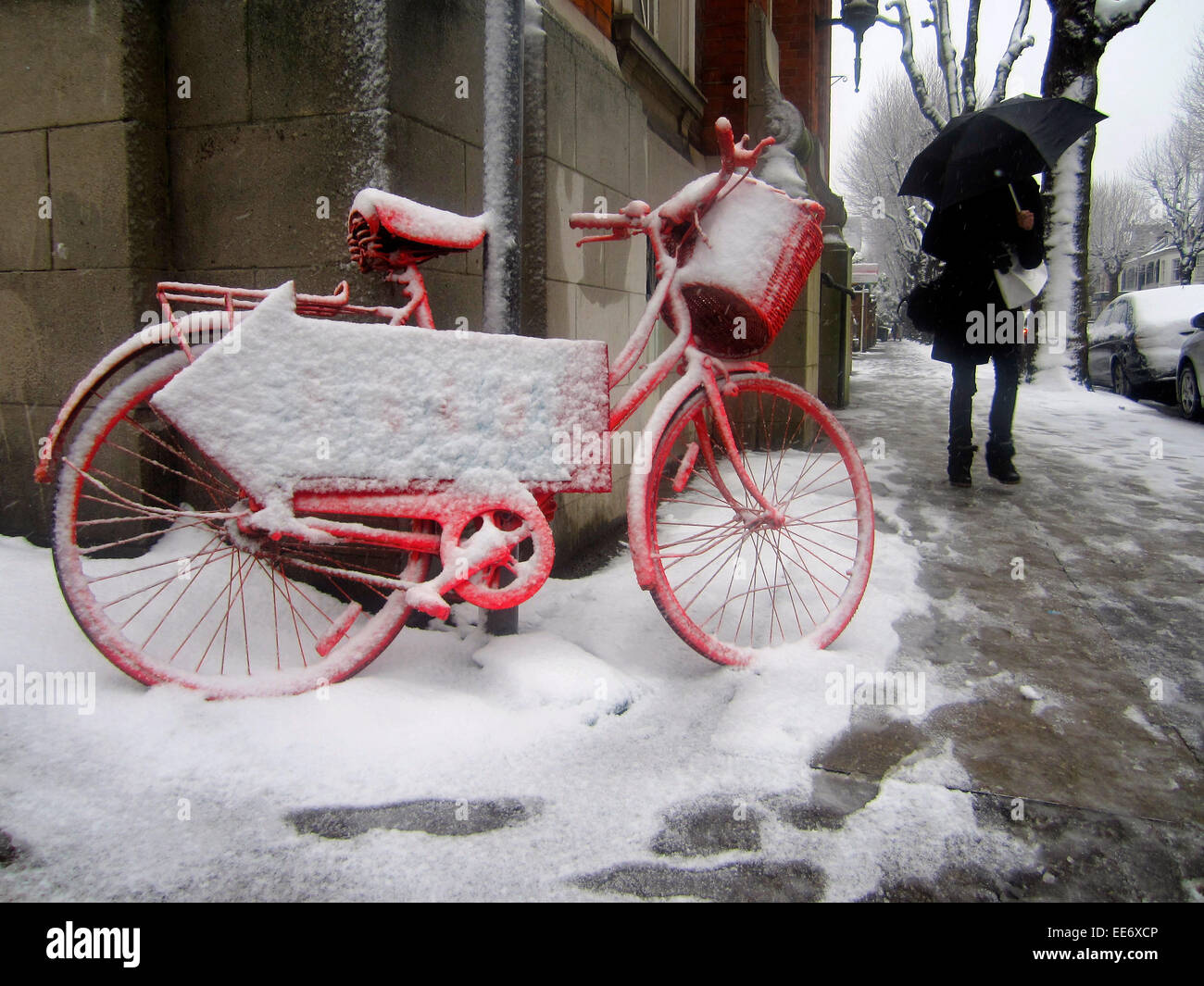 Schnee rosa Fahrrad in London, Großbritannien Stockfoto