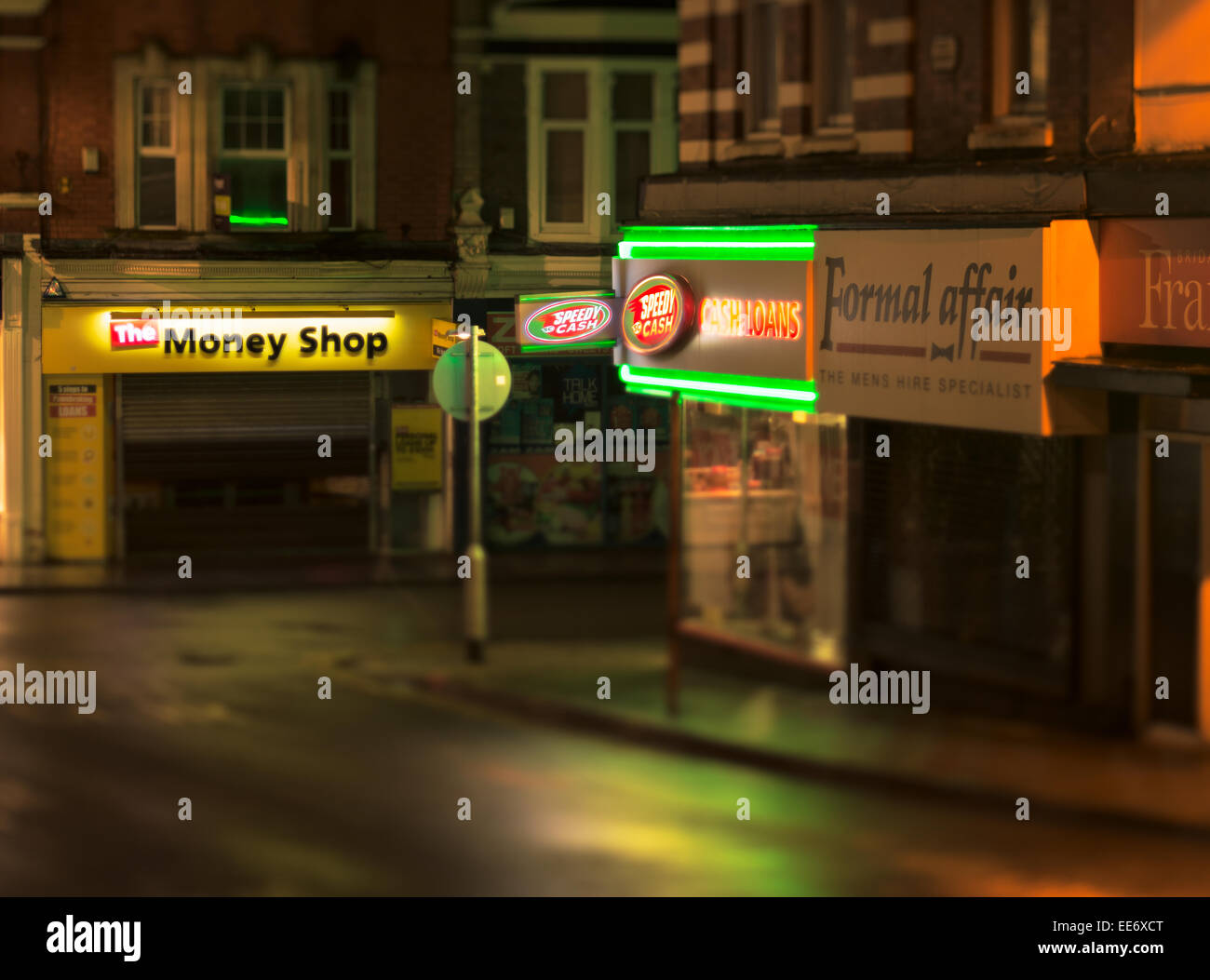 Eine Nacht Bild der Darstellung der Leuchtreklamen der zwei, kürzlich eingeführten Zahltag Darlehen Unternehmen in Newport City. Stockfoto