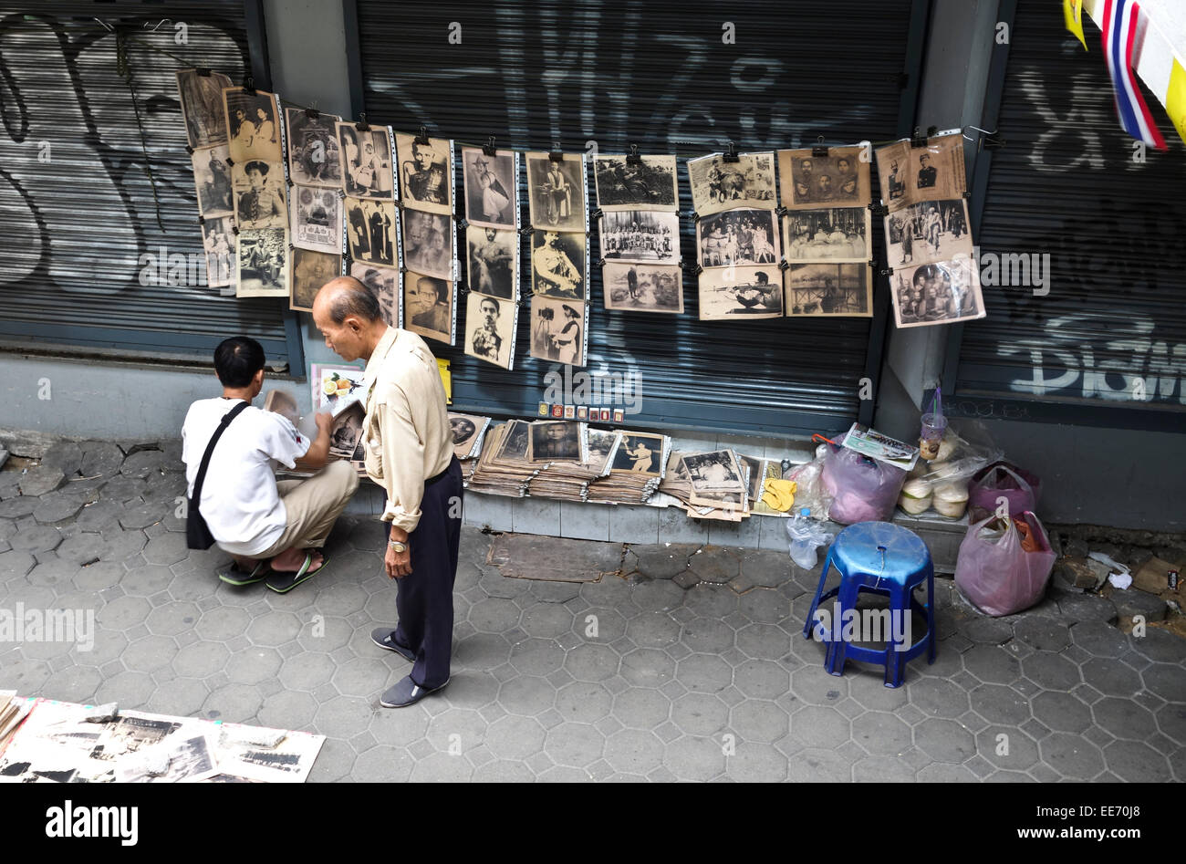 Asiatische Straße Verkäufer Verkauf von historischen Fotografien der berühmten Thailänder, Bangkok, Thailand, Südostasien. Stockfoto