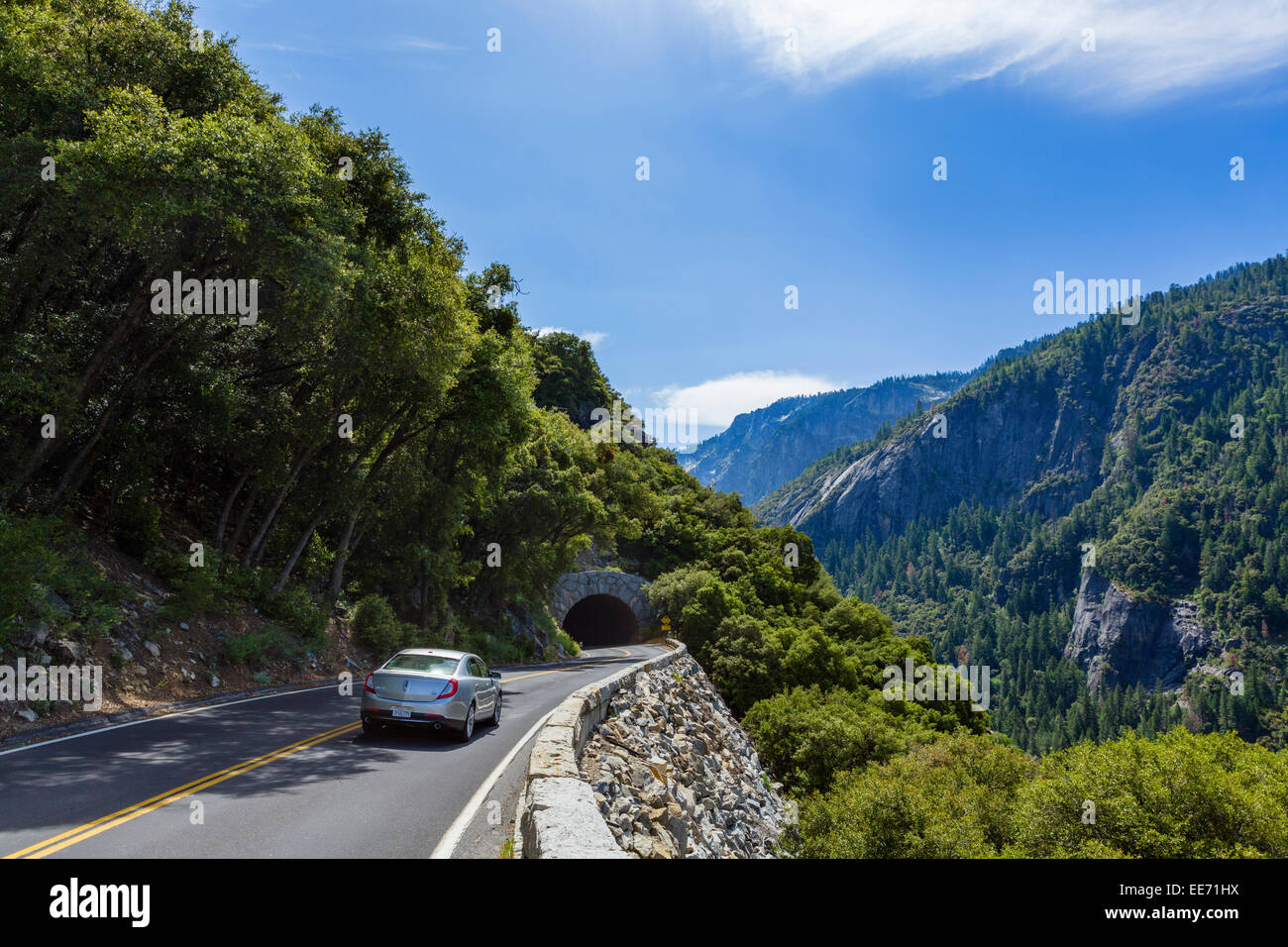 Tunnel auf Big Oak Flat Road mit Blick auf Yosemite Tal, Yosemite-Nationalpark Sierra Nevada, Northern California, USA Stockfoto