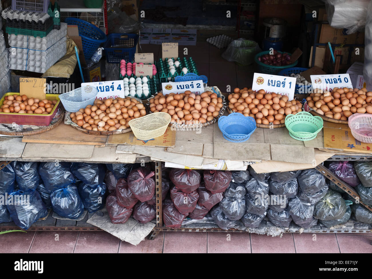 Vielzahl von braunen Eiern Eiern ein rosa auf dem Display in Bangkok Straße stand. Bangkok, Thailand. Stockfoto
