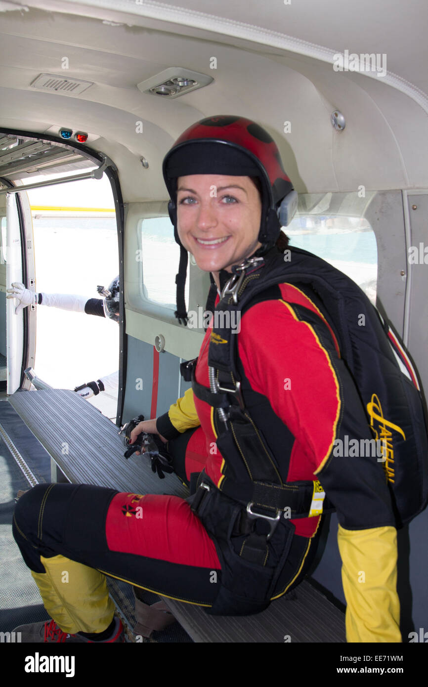 Skydiver Mädchen sitzt in der Jumper Flugzeuge. Damit sie lächelt und nicht warten bis Sie bekommen bis zu 13'000 ft Höhe. Stockfoto