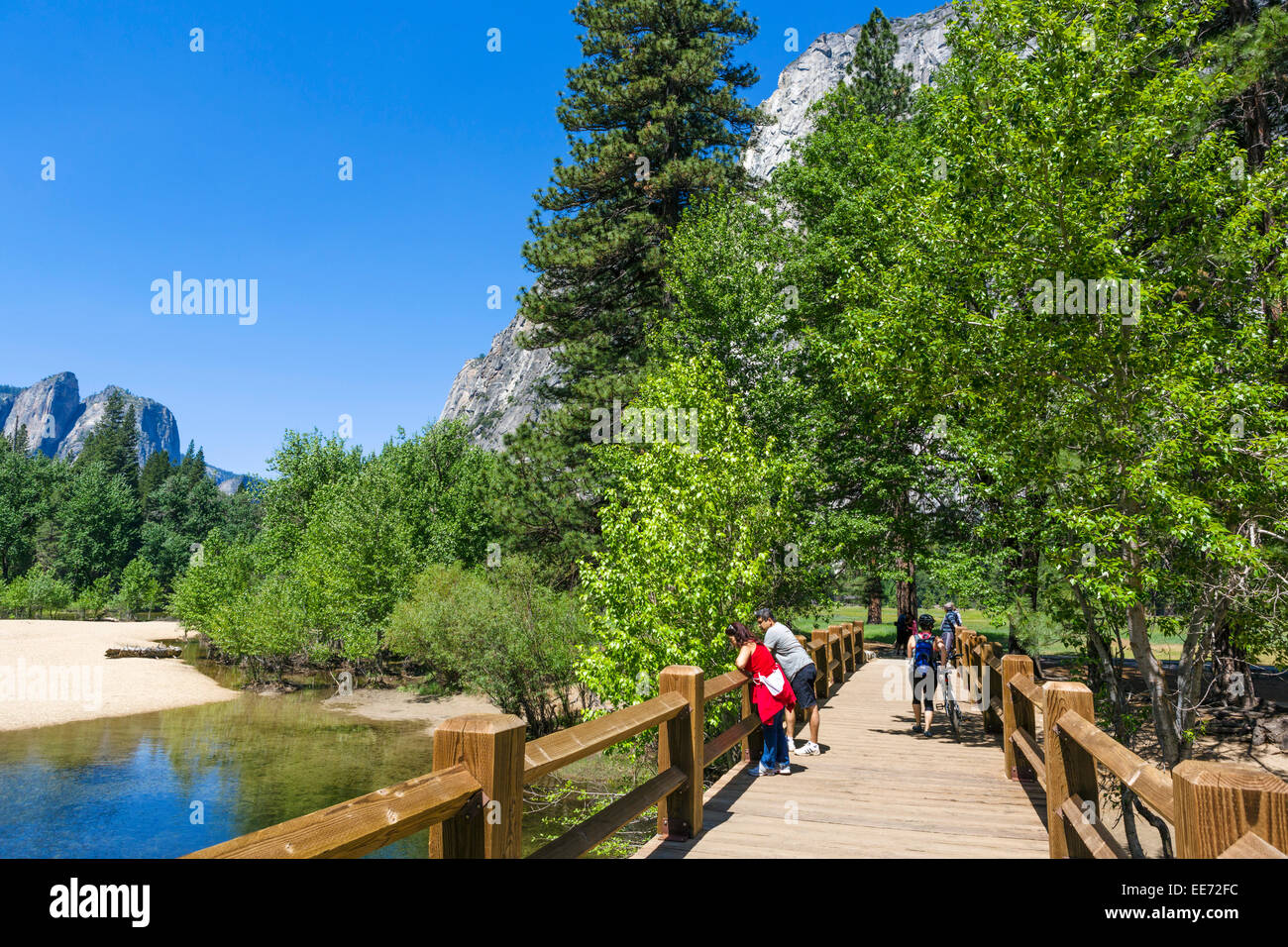 Schwingende Brücke über Merced River, Yosemite Tal, Yosemite-Nationalpark Sierra Nevada, Northern California, USA Stockfoto