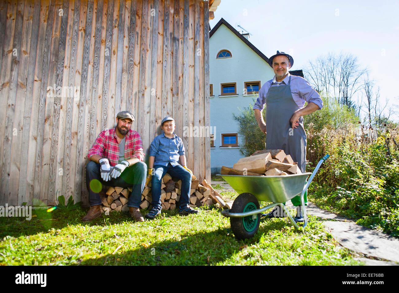 Mehr-Generationen-Familie im Garten, München, Bayern, Deutschland Stockfoto