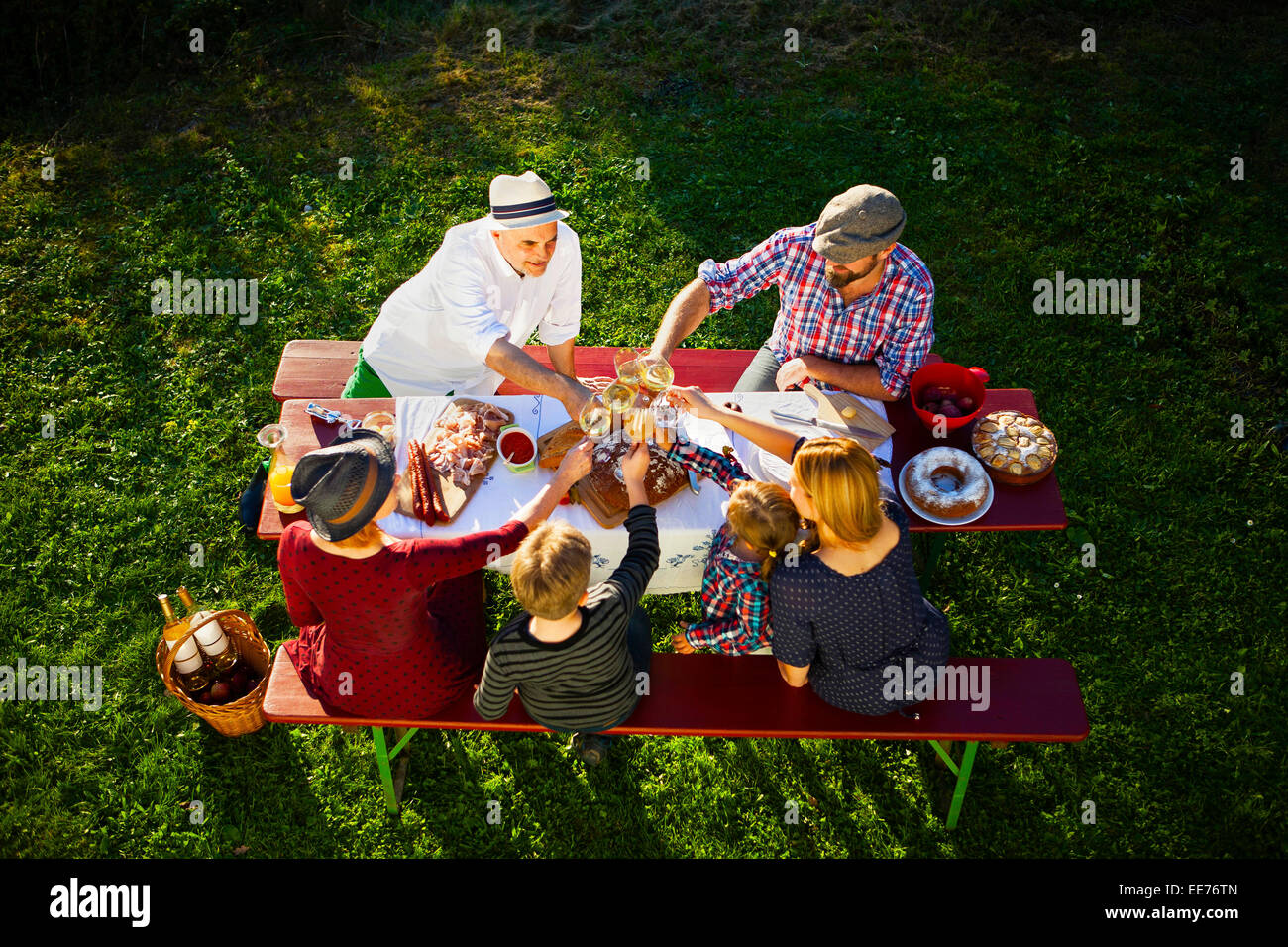 Familie mit einem Picknick im Garten, München, Bayern, Deutschland Stockfoto