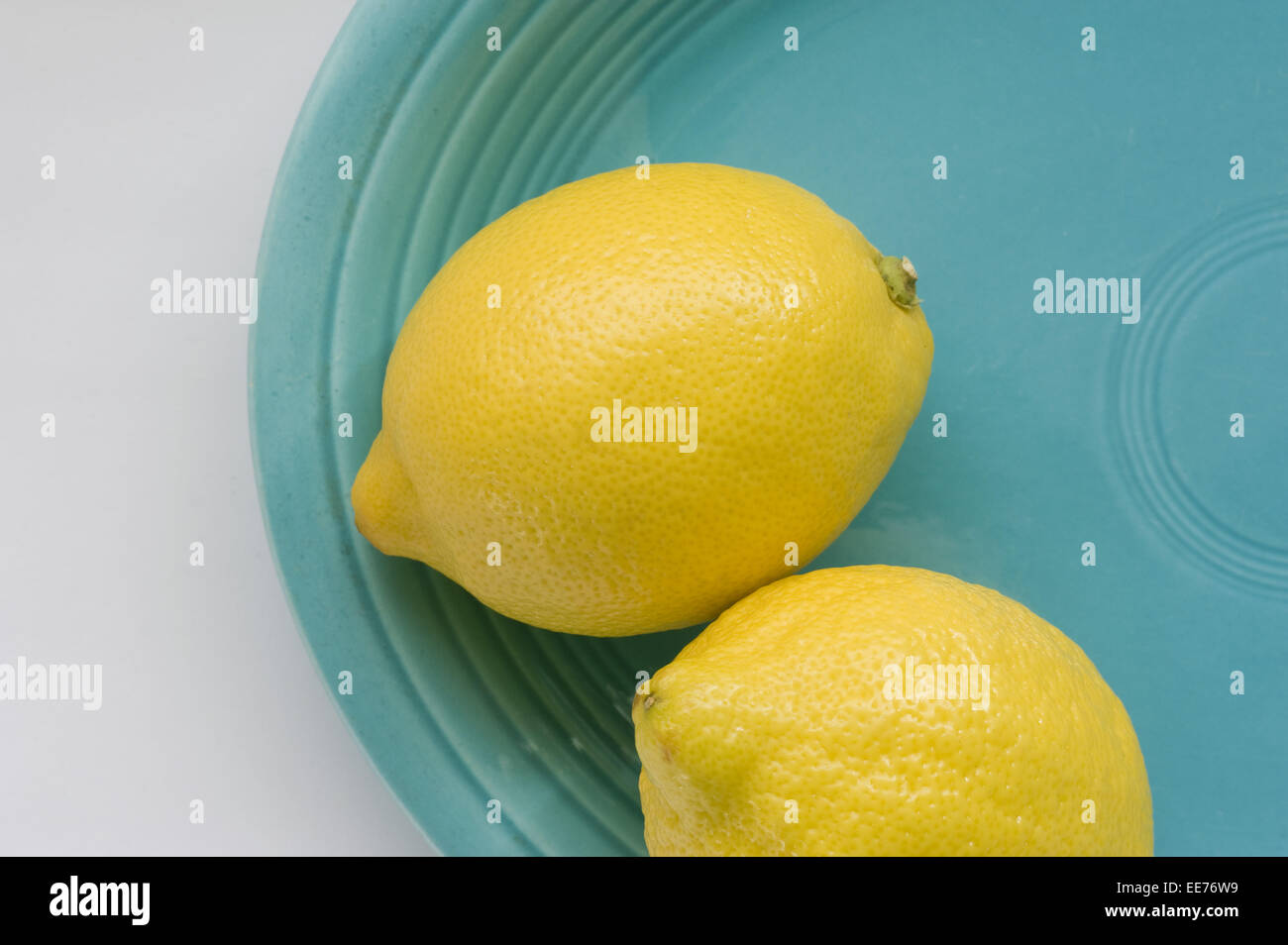 Zwei Zitronen auf Teller, Nahaufnahme Stockfoto