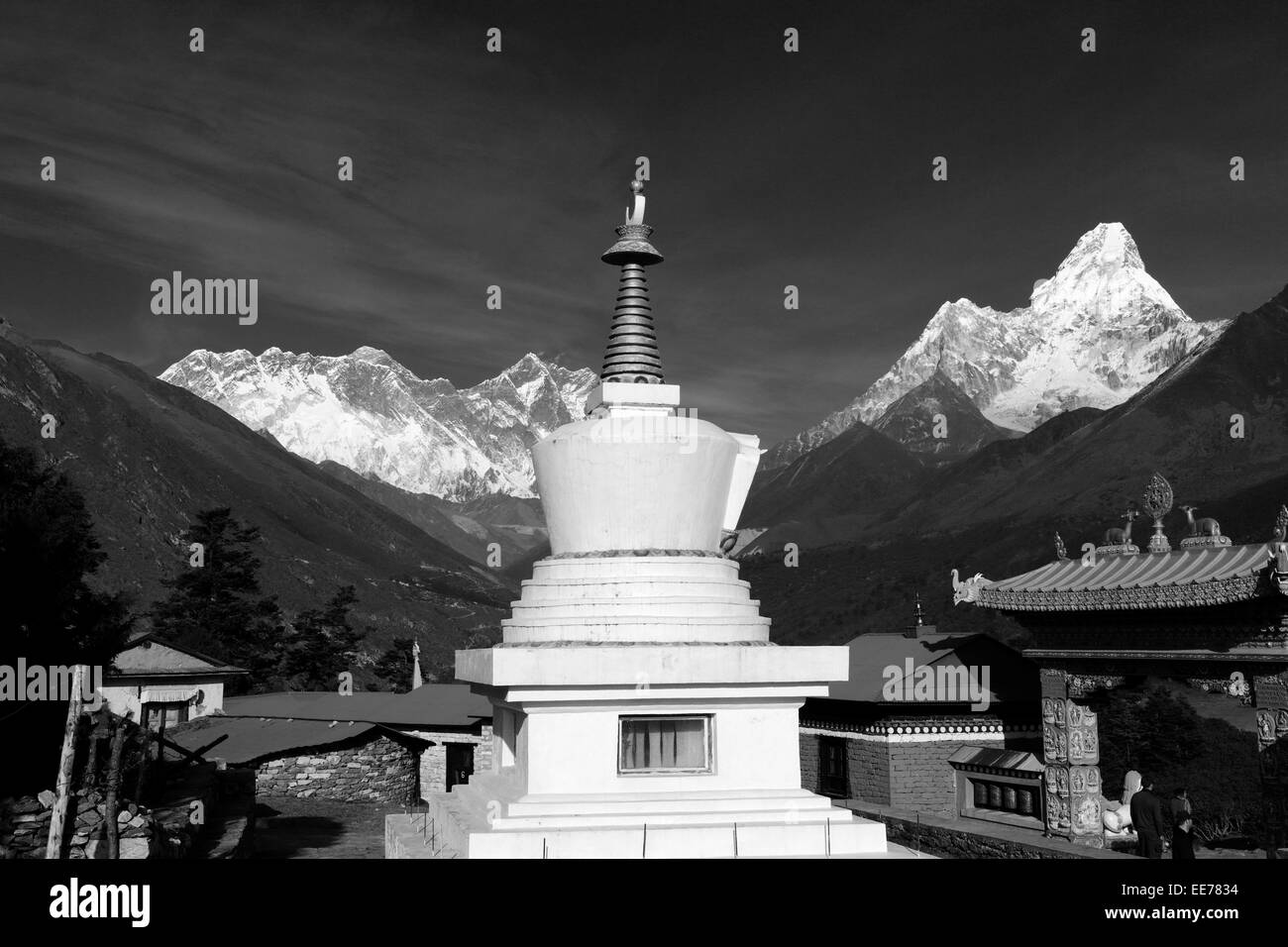 Gebet-Steinen und buddhistische Stupa auf Tengboche Ri Hügel, Tengboche Dorf, Everest Base Camp Trek, UNESCO-Weltkulturerbe Stockfoto
