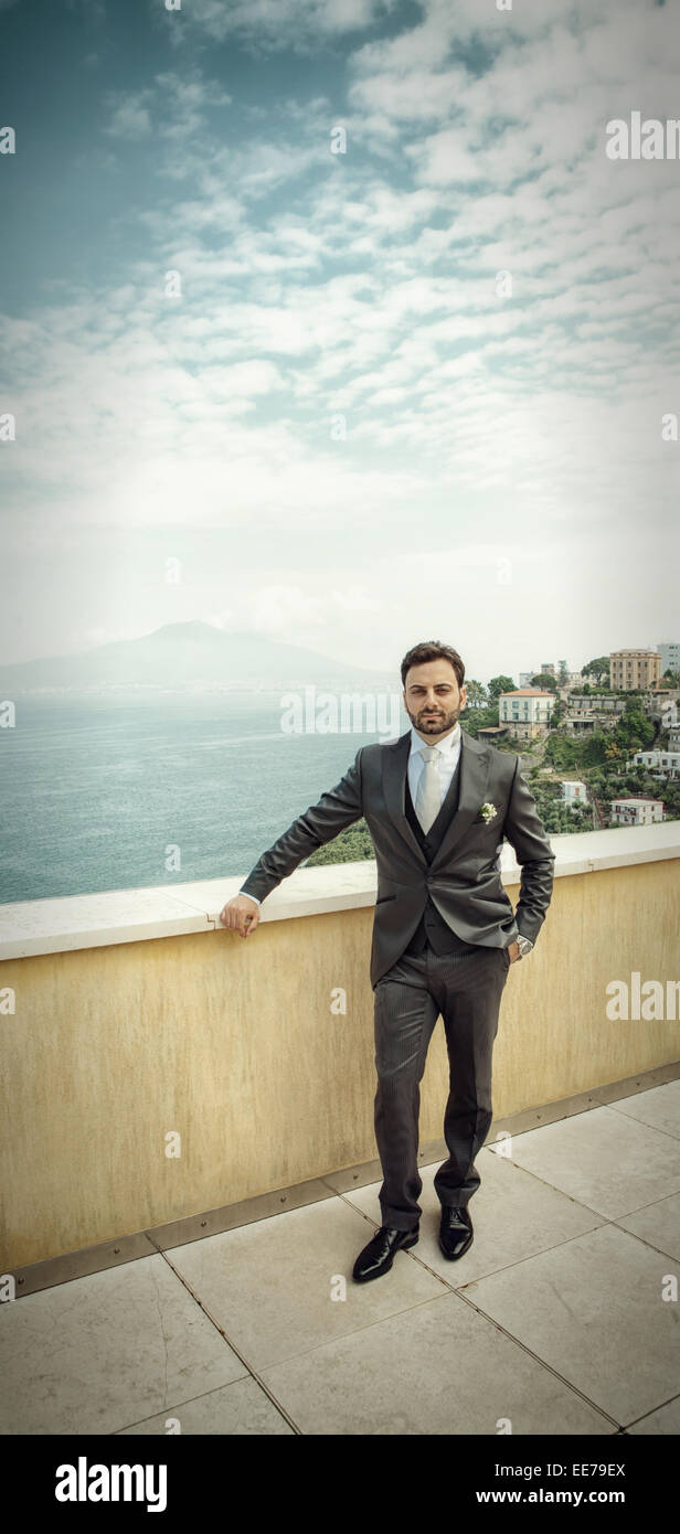 Junge italienische Bräutigam mit Bart, braune Haare und grüne Augen vor der Ehe in der Halbinsel von Sorrent, Italien. Stockfoto