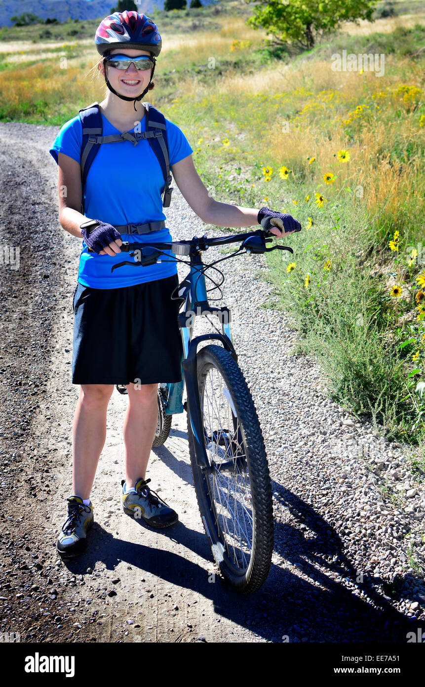 Detail der Frau Mountain Bike trägt blaue ausüben, Hemd und Helm Stockfoto