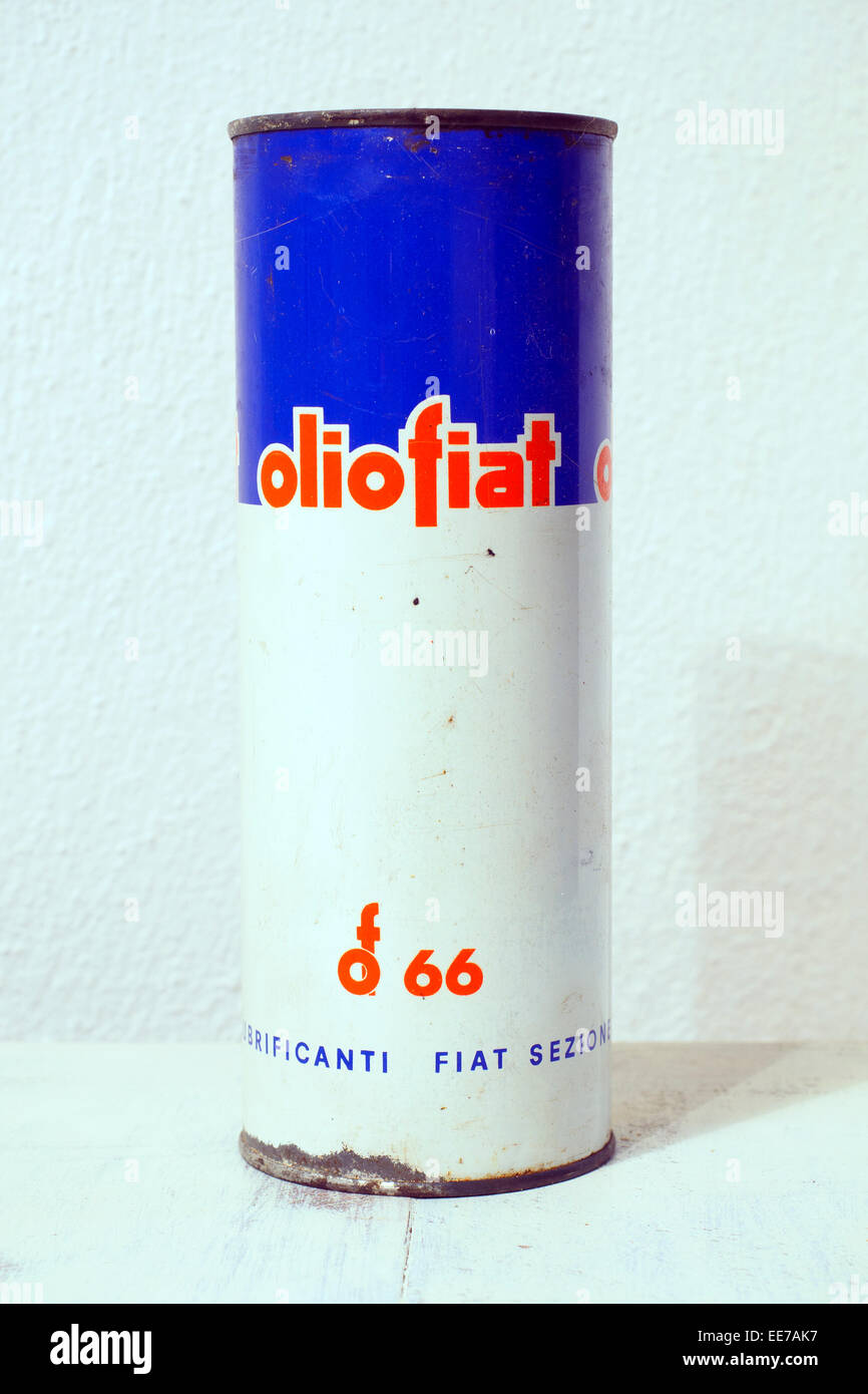 Alten FIAT-Motors-Öl kann in weißem Hintergrund Stockfoto