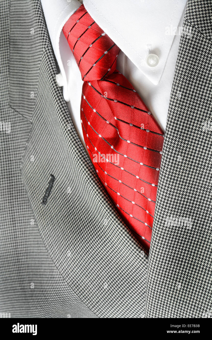 Weißes Hemd mit roter Krawatte und Jackett detaillierte Nahaufnahme Stockfoto
