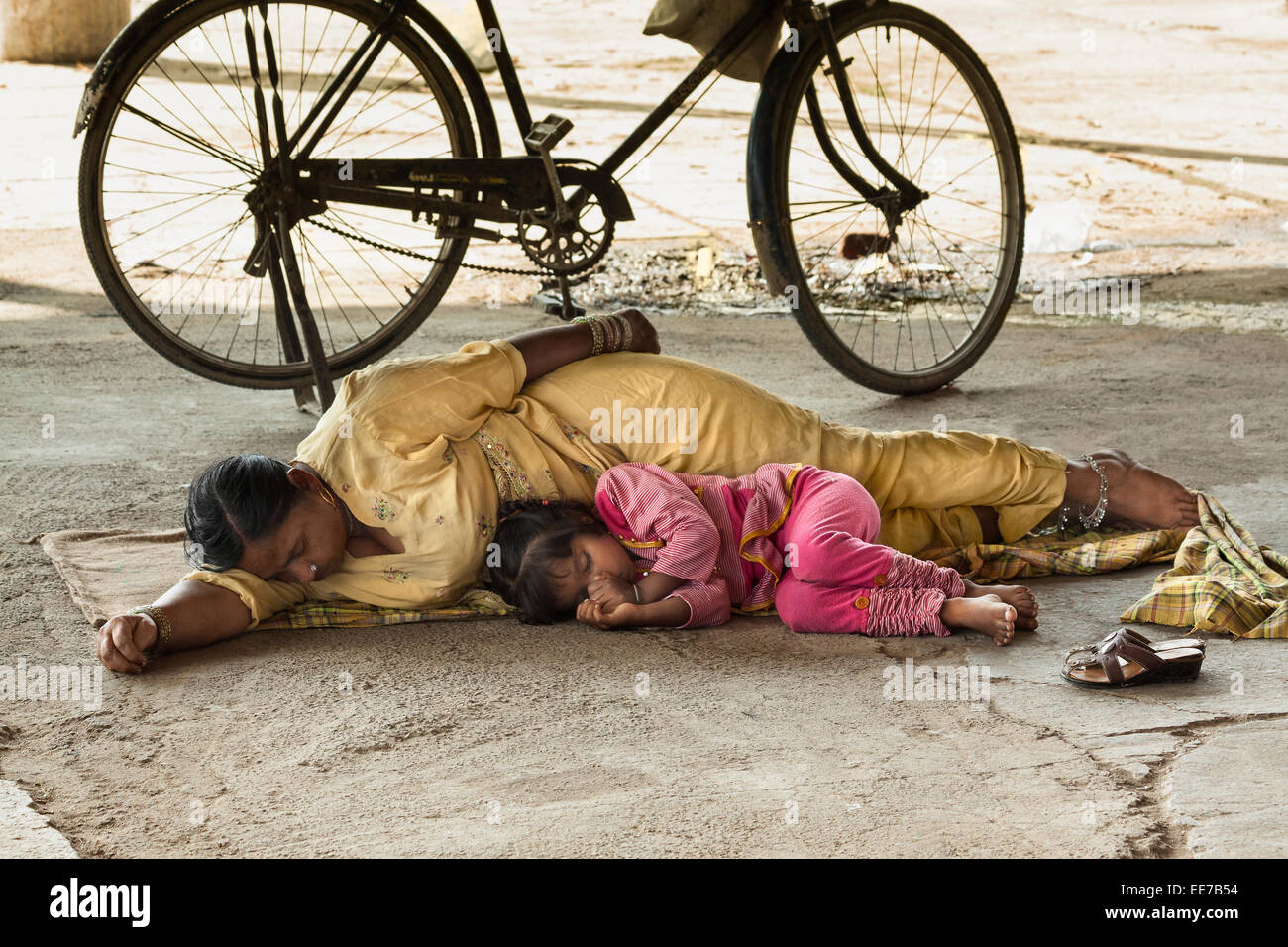 Szene der schlafenden Mutter und Tochter. Stockfoto