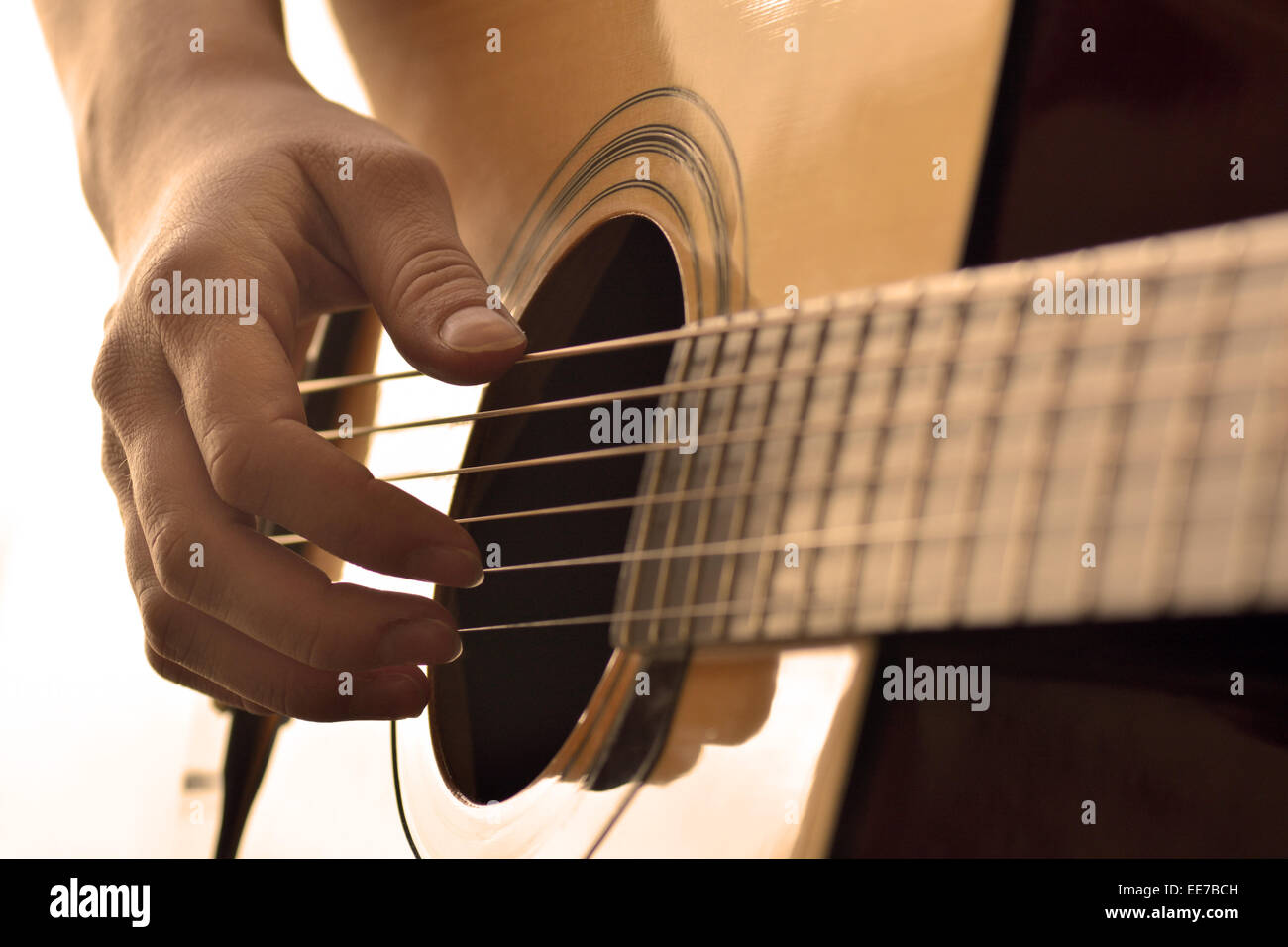 Spielen Gitarrensaiten und Bünde zum Musikmachen Stockfoto