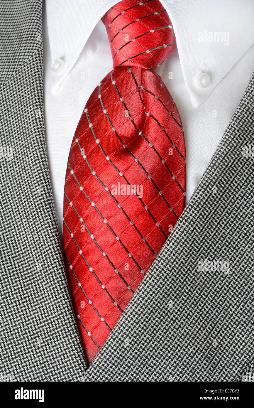 Weißes Hemd mit roter Krawatte und Jackett detaillierte Nahaufnahme Stockfoto