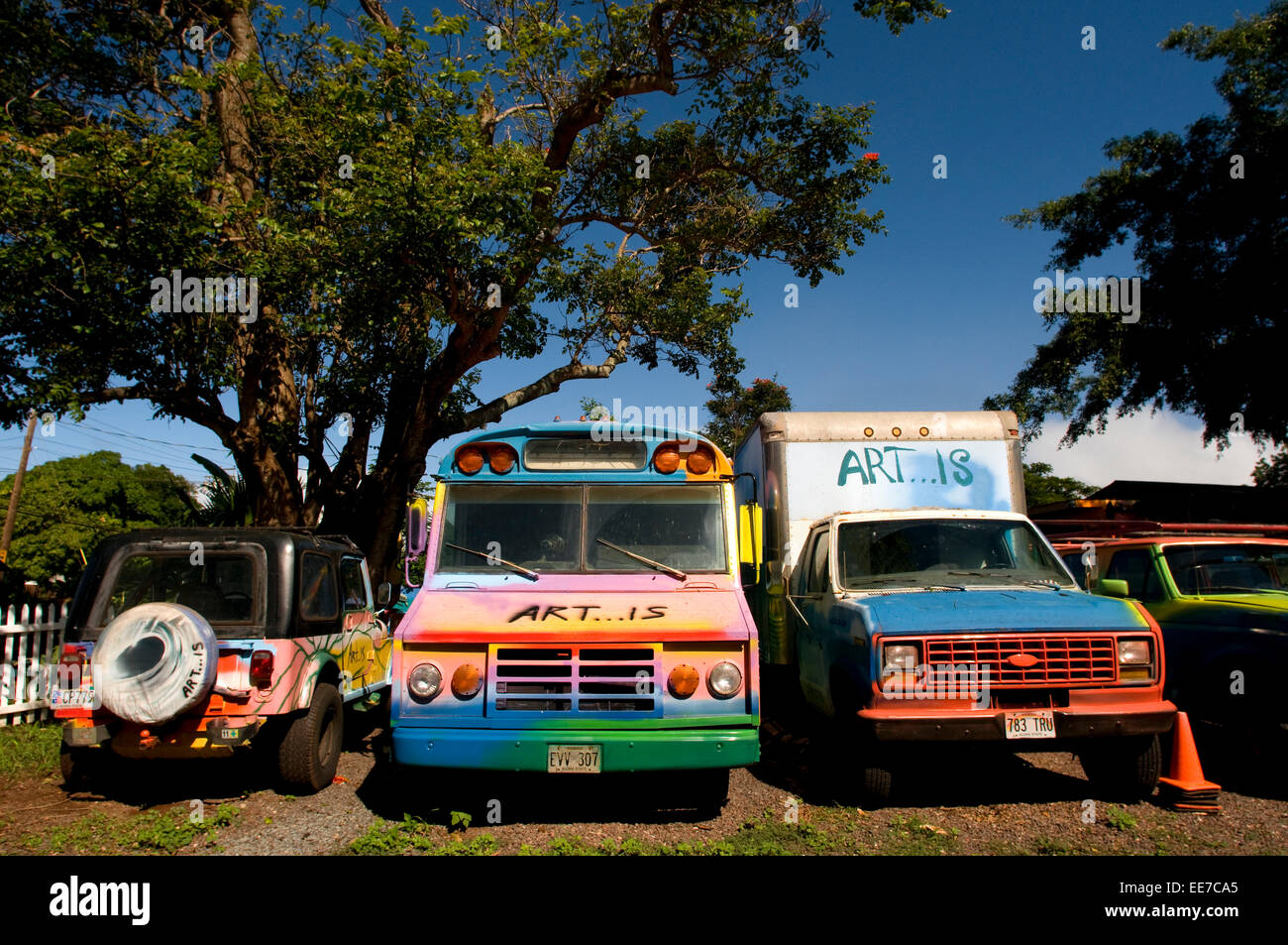 Surfbrett Friedhof Stück Himmel für künstlerische Gemälde auf Defekte und alte Autos und Fronlader. Haleiwa Nordküste Oahu Hawaii USA. Stockfoto