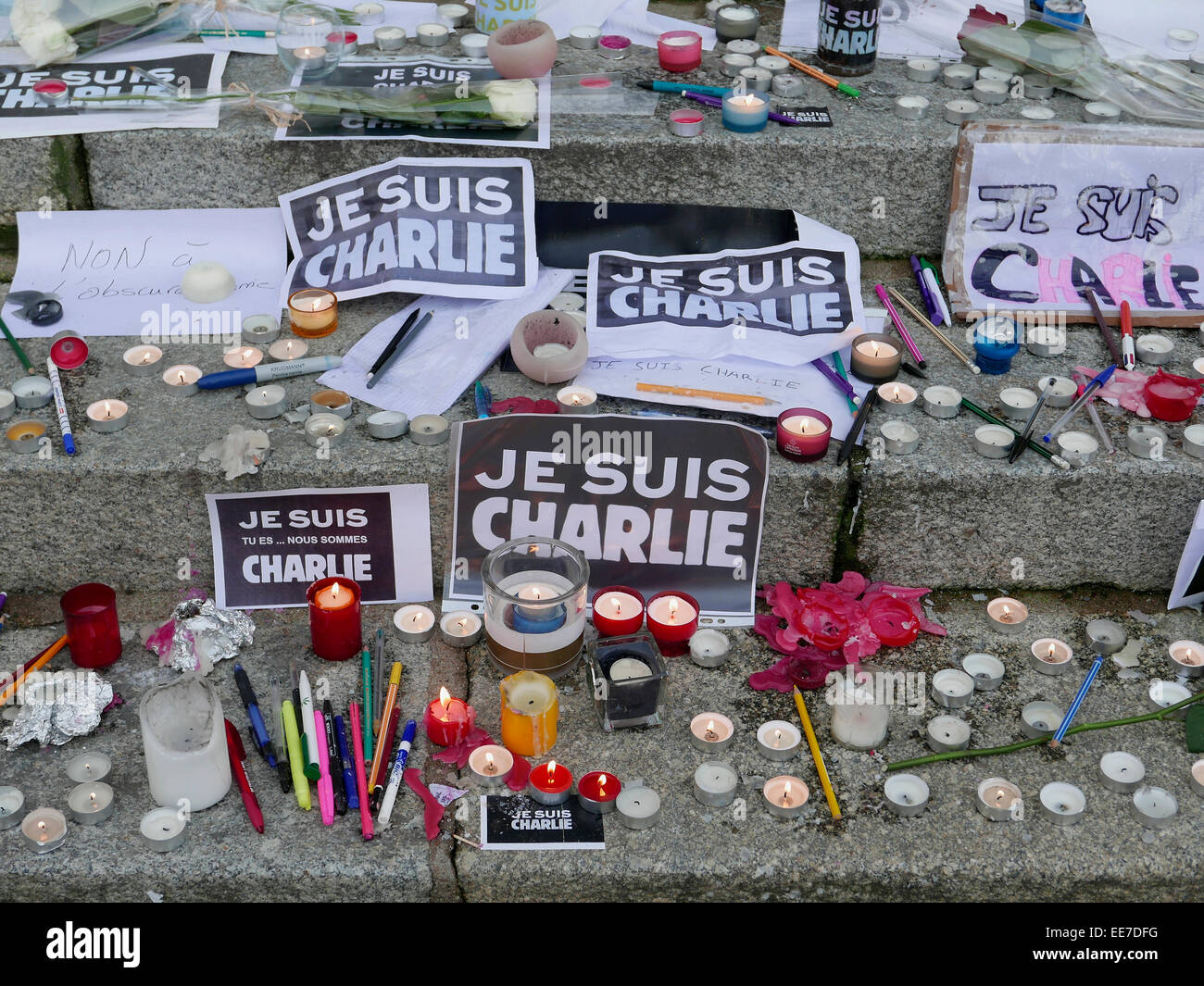 Kerzen, Stifte und Slogans "Ich bin Charlie vor Laval Rathaus zu Ehren der Opfer des Magazins Charlie Hebdo". Stockfoto