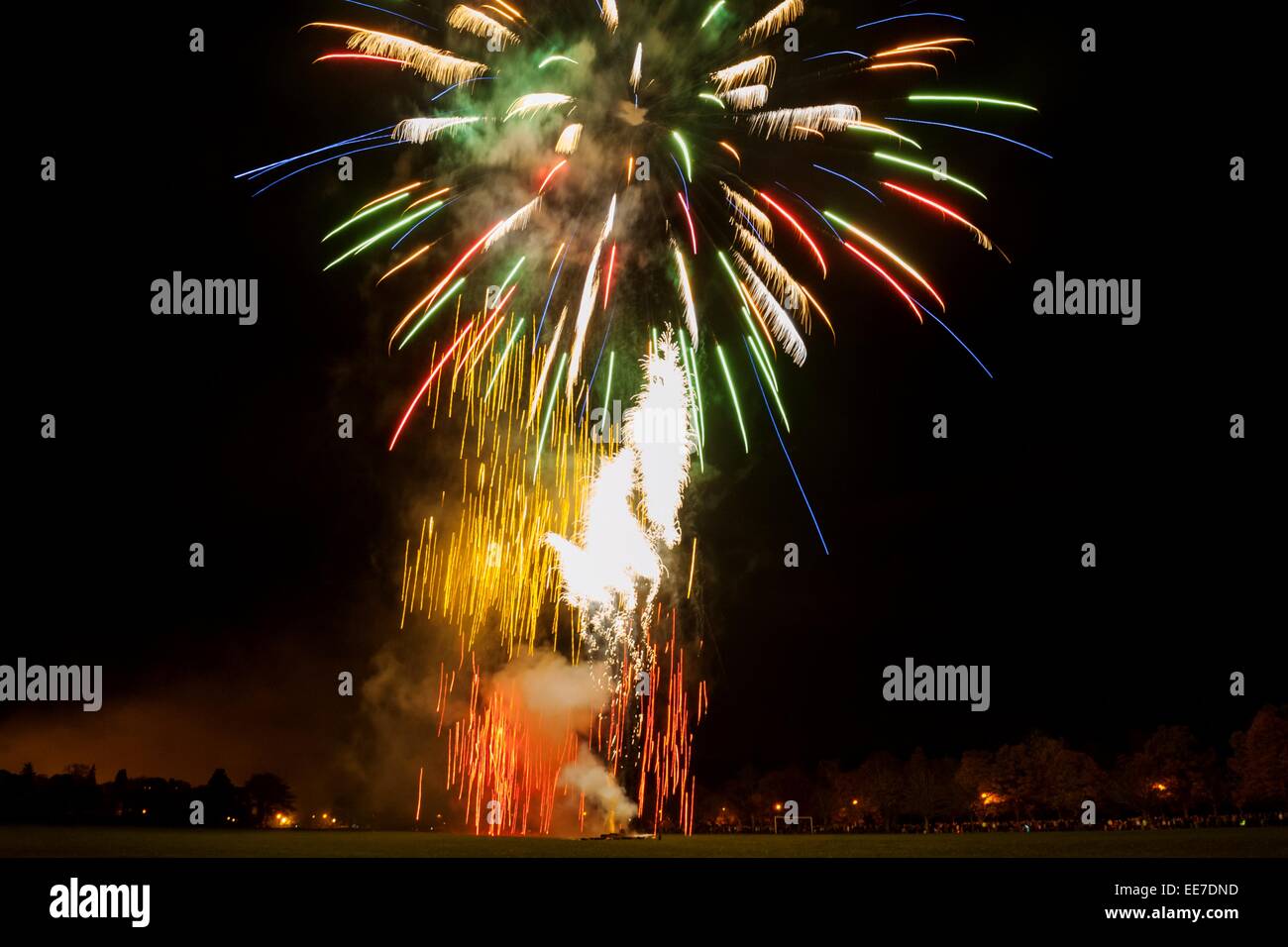 Feuerwerk im Rahmen einer öffentlichen Show am Bught Park, Inverness.  Grüne, rote, gelbe, blaue und weiße Feuerwerk explodieren gegen eine Stockfoto