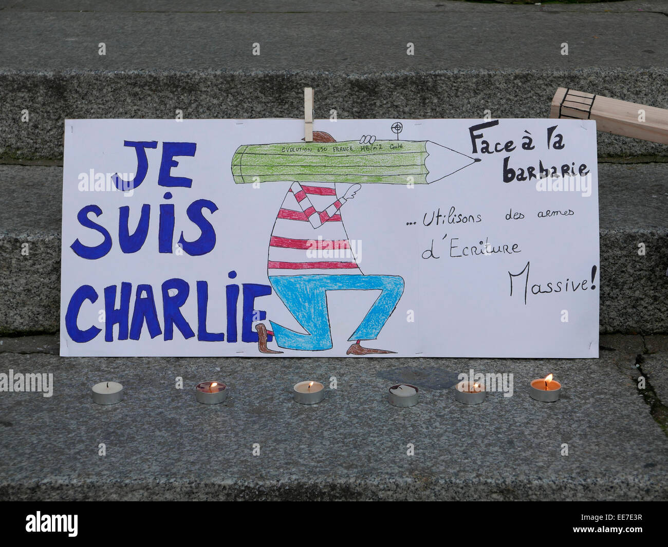 Ein Slogan "Wir Charlie sind" während "Je Suis Charlie" Mahnwache an Laval Stadt (Frankreich) zu sammeln. Stockfoto