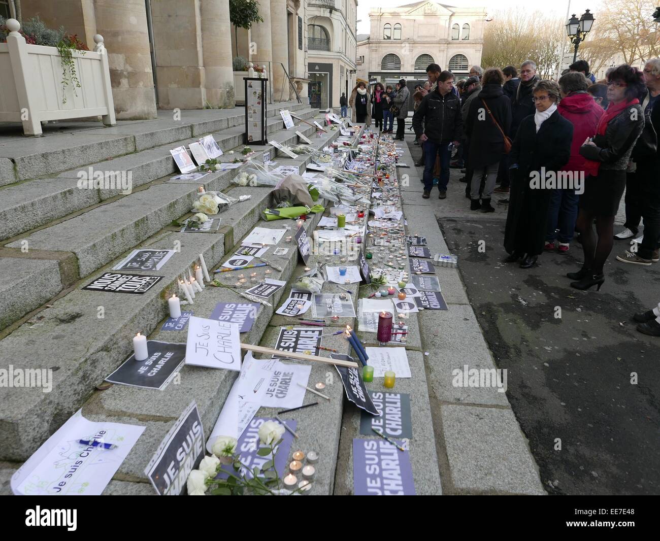 Kerzen, Stifte, Blumen und Slogans "Ich bin Charlie vor Laval Rathaus zu Ehren der Opfer der Charlie Hebdo". Stockfoto