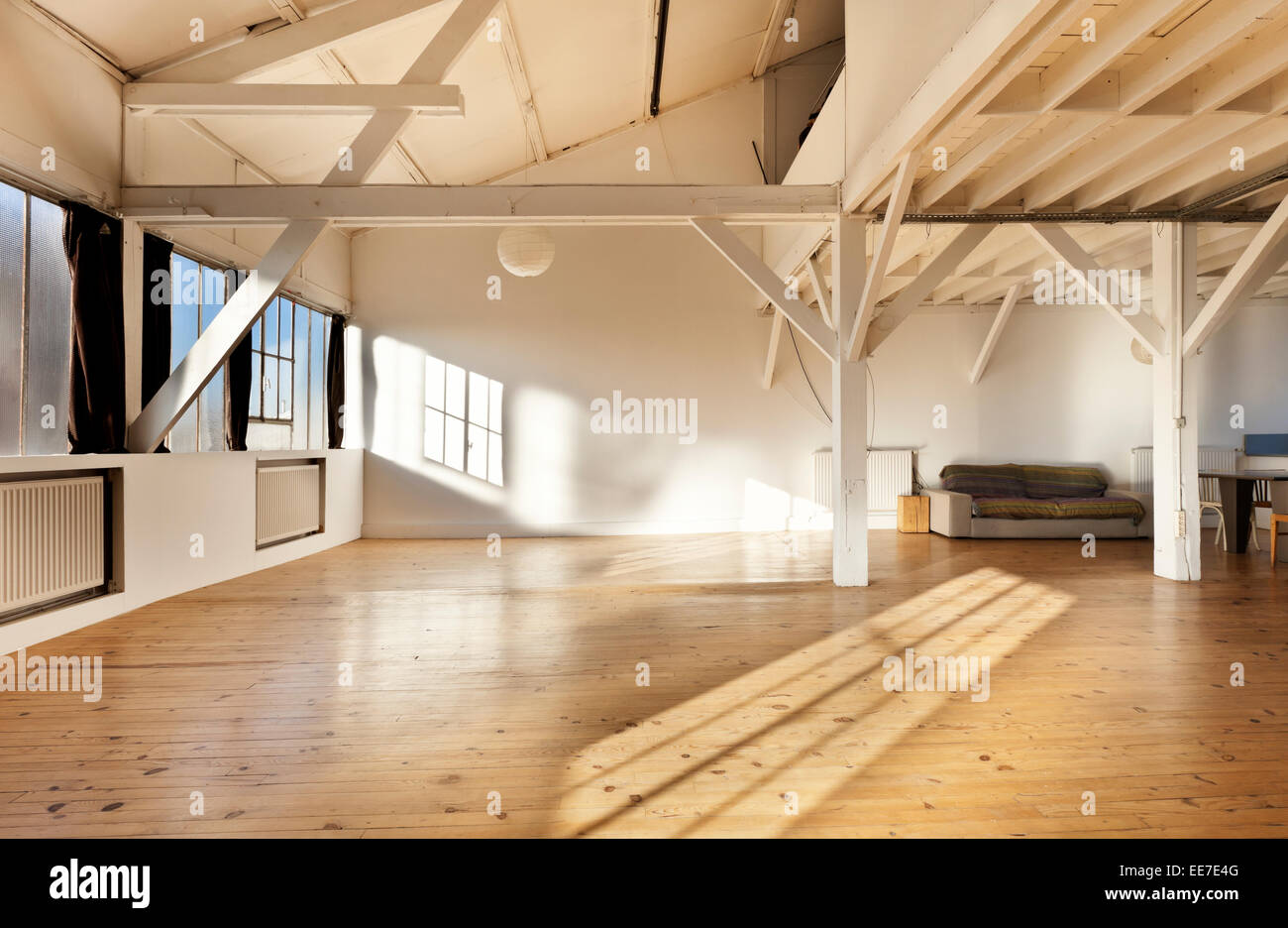 weiten Sie Raum, Balken und Holzboden Stockfoto