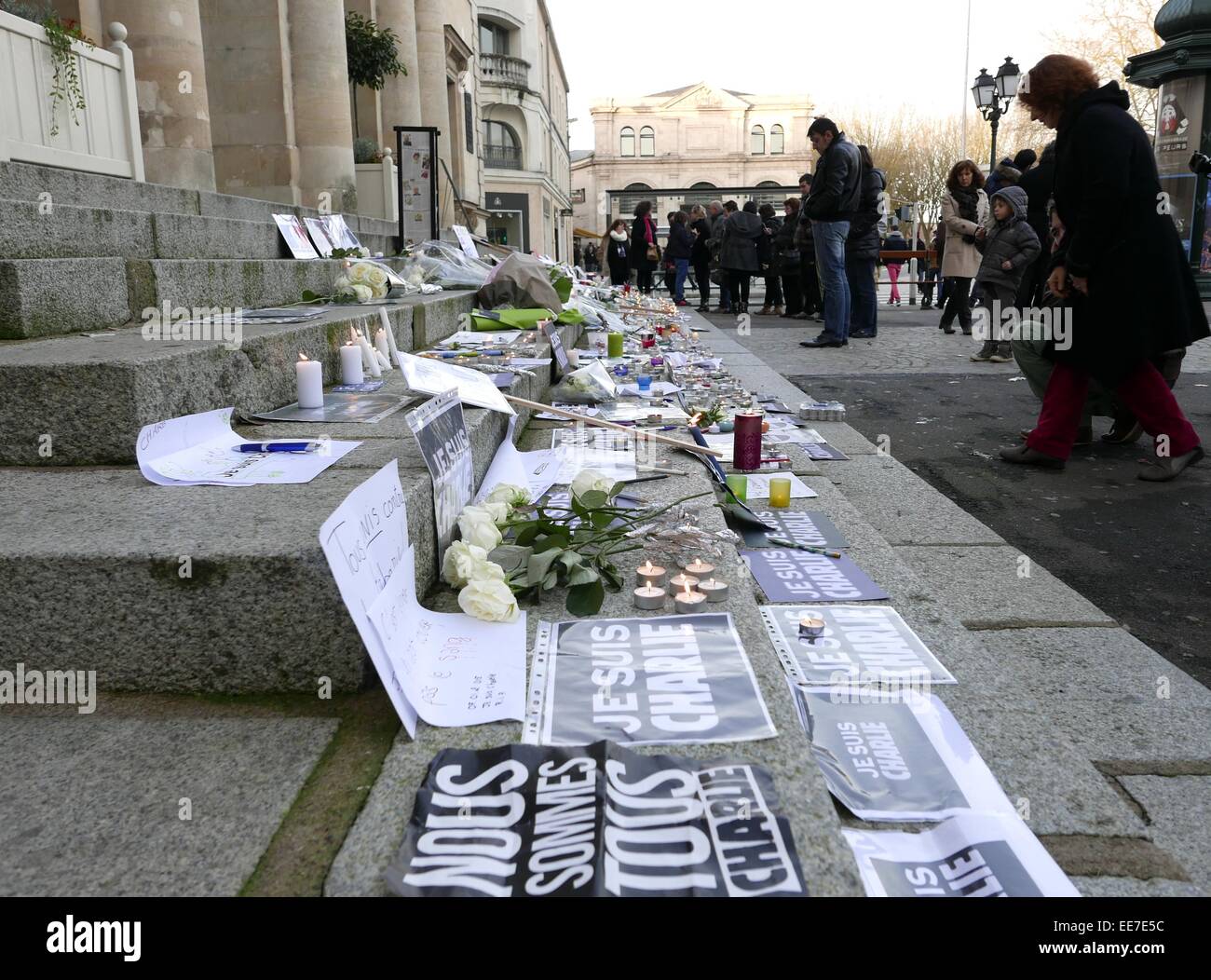 Kerzen, Stifte, Blumen und Slogans "Ich bin Charlie vor Laval Rathaus zu Ehren der Opfer der Charlie Hebdo". Stockfoto