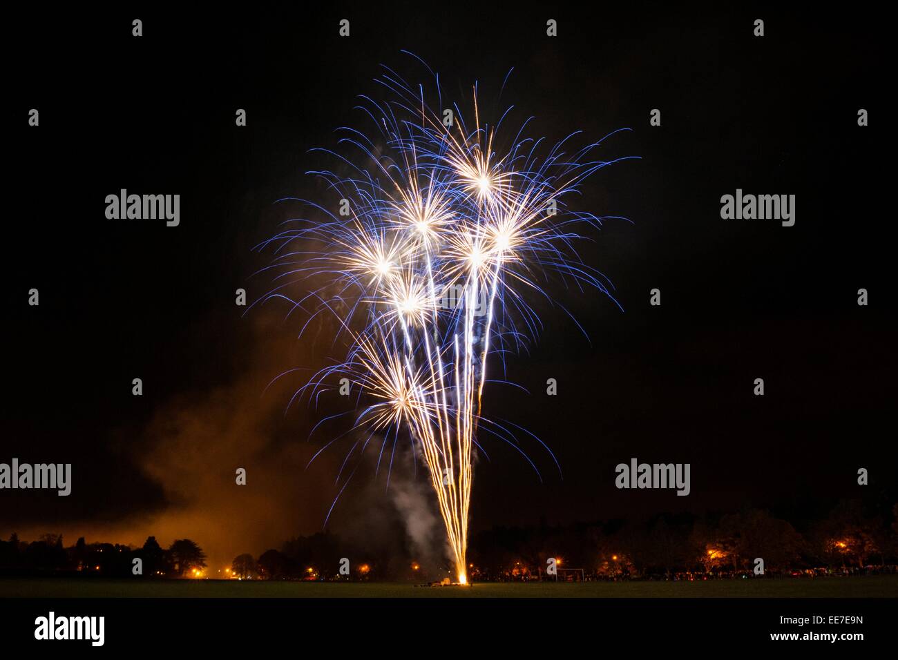 Feuerwerk im Rahmen einer öffentlichen Show am Bught Park, Inverness. Stockfoto