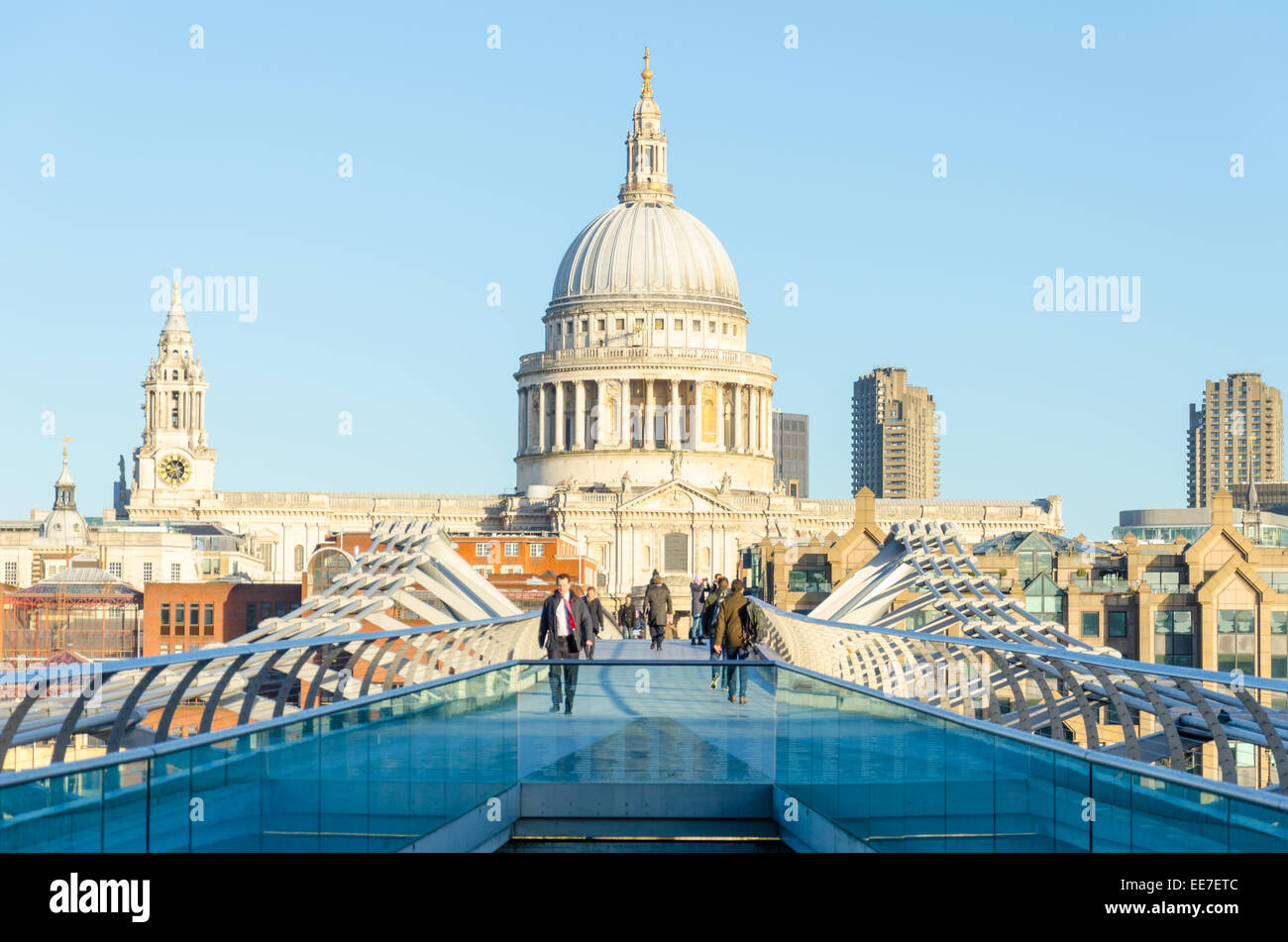 Blick auf St. Pauls Cathedral Südufer seitens der Millennium Bridge. London, UK Stockfoto