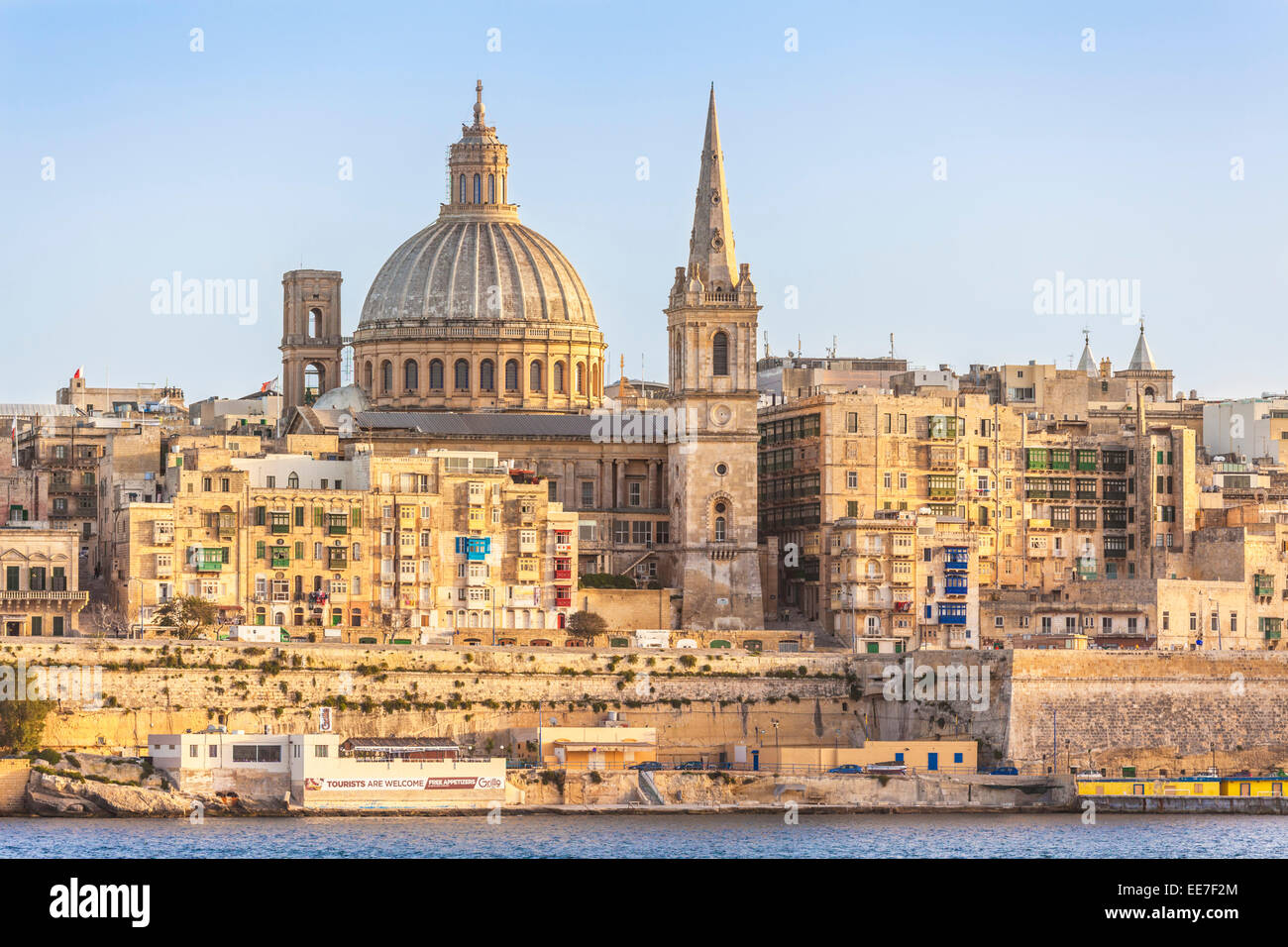 Skyline von Valletta mit der Kuppel der Basilika unserer Lieben Frau vom Mount Carmel und dem Hafen von Marsamxett Hafen Valletta Malta EU Europe Stockfoto