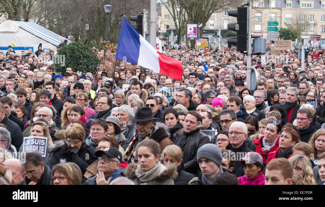 Mayenne trifft in der Je Suis Charlie Mahnwache an Laval Stadt, zu Ehren der Opfer der Zeitschrift Charlie Hebdo. Stockfoto