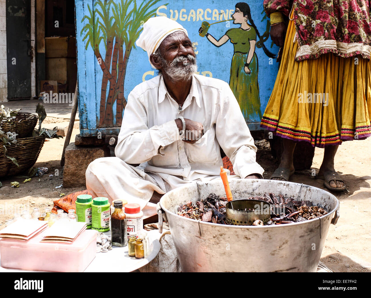 Indische Herbalist Verkauf Elixier auf der Straße in Nelamangala, Bangalore ländlichen Bezirk von Karnataka Zustand, Indien Stockfoto