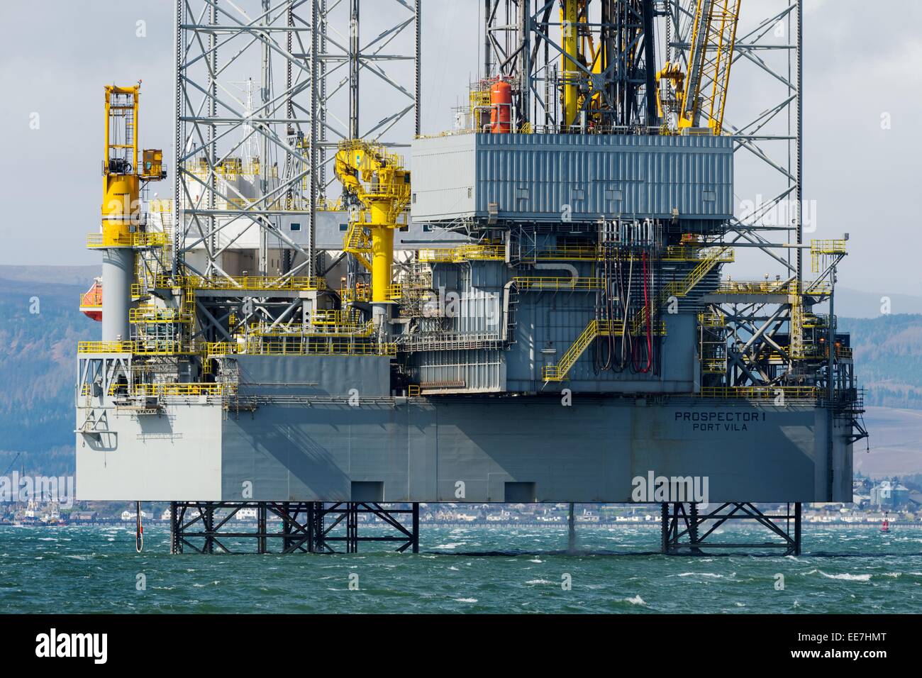 Offshore-Bohrungen Rig, die Goldsucher 1 vor in den Cromarty Firth, Schottland, mit der Stadt Invergordon im Hintergrund Anker. Stockfoto