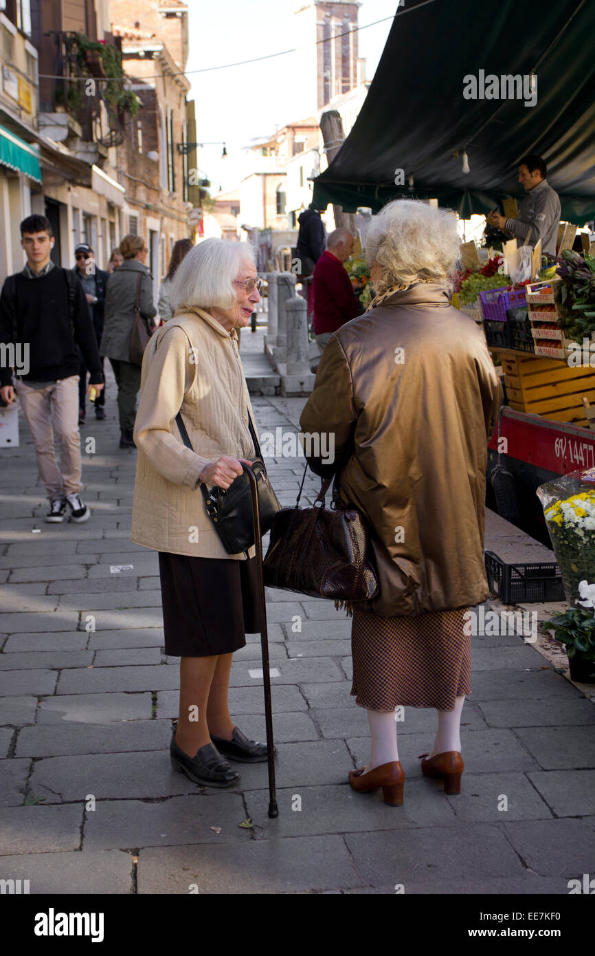 Zwei ältere Frauen in der Nähe von Obst zu plaudern. Venedig, Italien Stockfoto