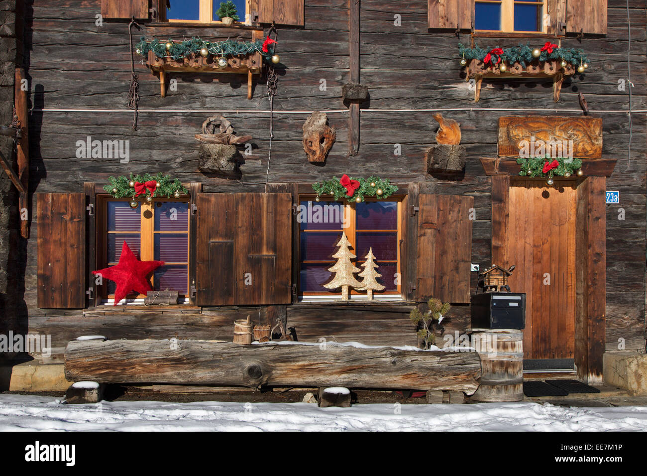 Weihnachtsschmuck Dekoration Schweizer Holz-Chalet in den Alpen im Winter,  Wallis / Valais, Schweiz Stockfotografie - Alamy