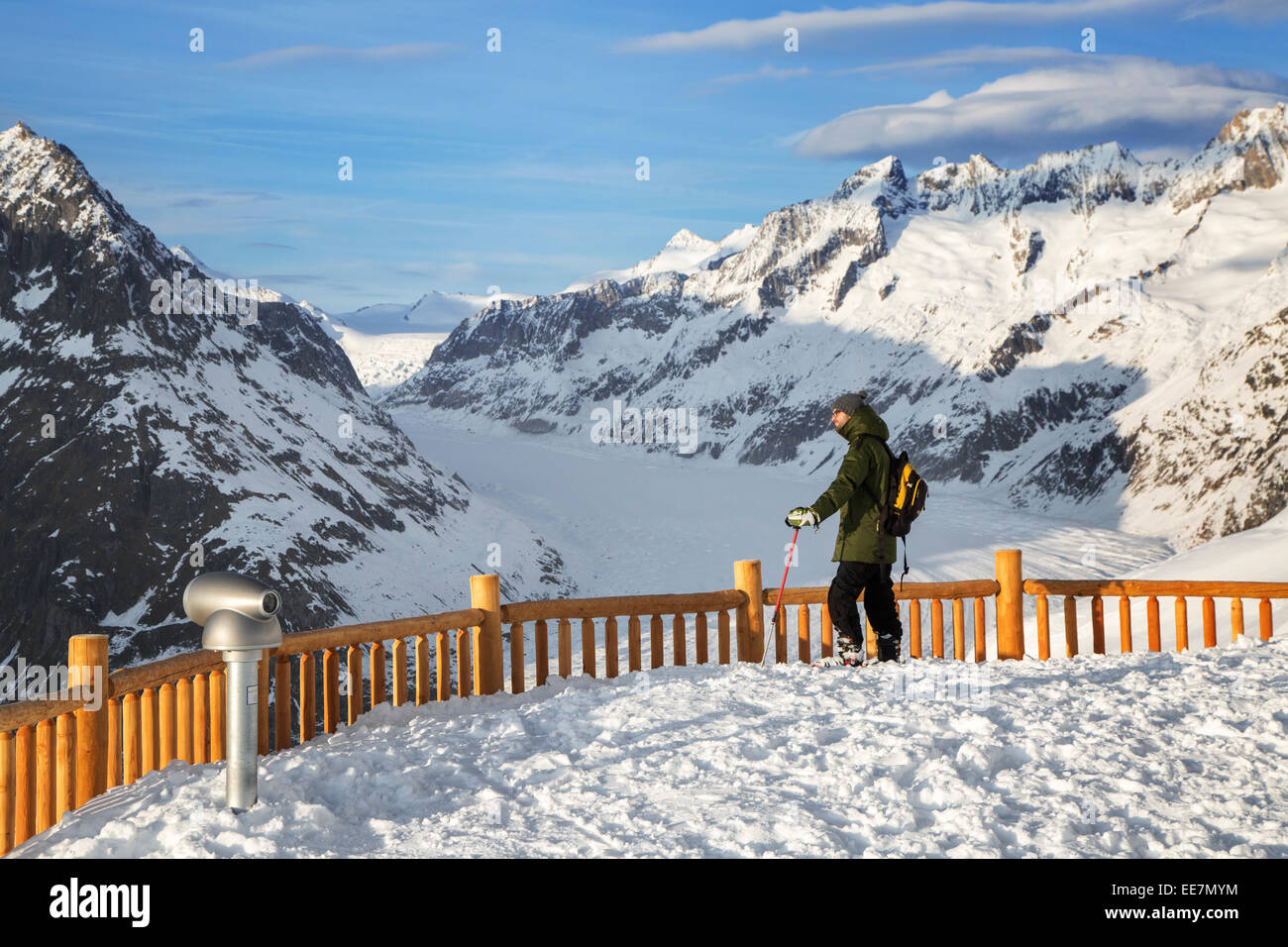 Touristen in den Schnee, der Blick auf die Berge im Winter rund um den Schweizer Aletschgletscher, größte in den Alpen, Schweiz Stockfoto